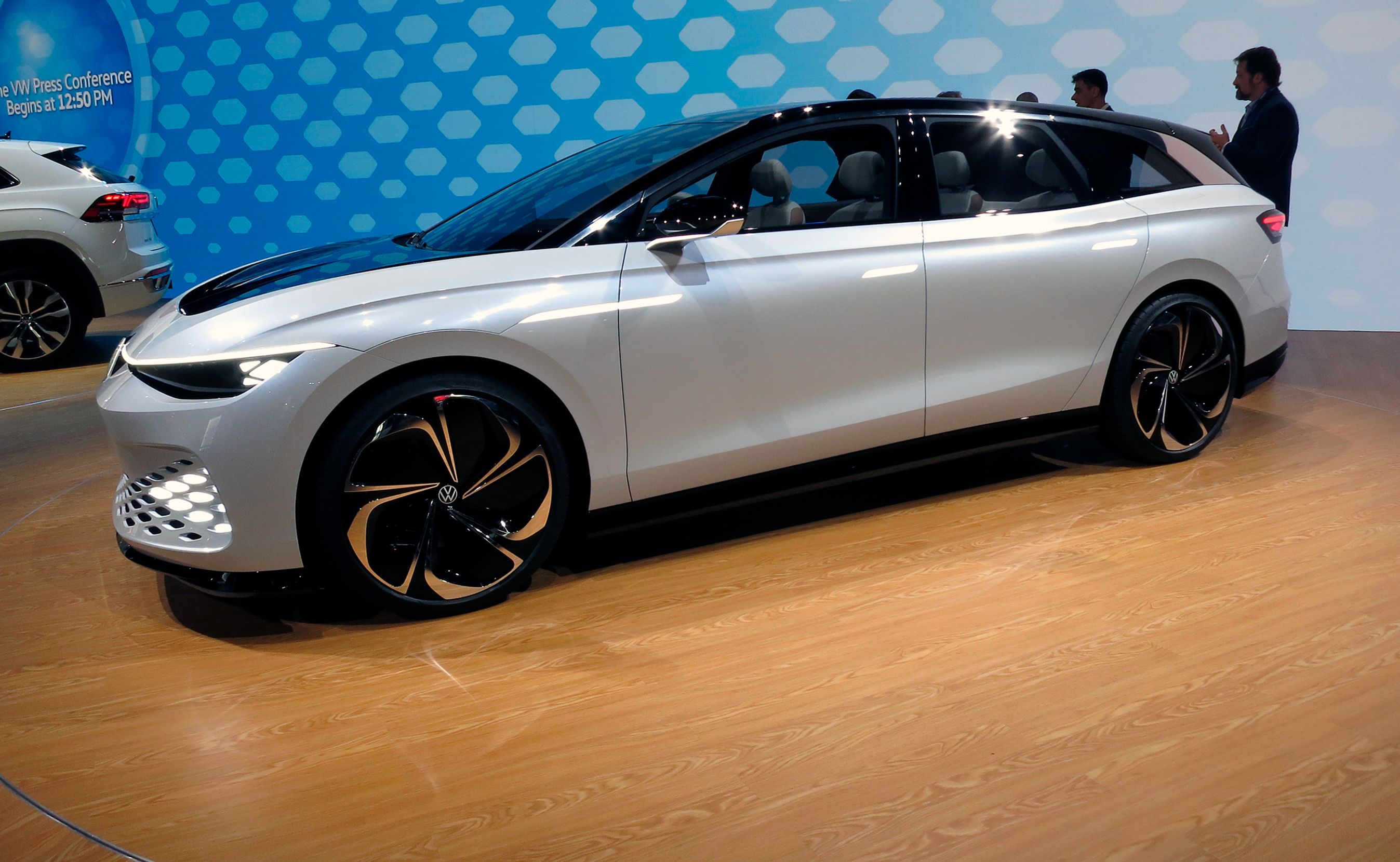 Space Vizzion er forløber for en stor elektrisk stationcar fra VW.