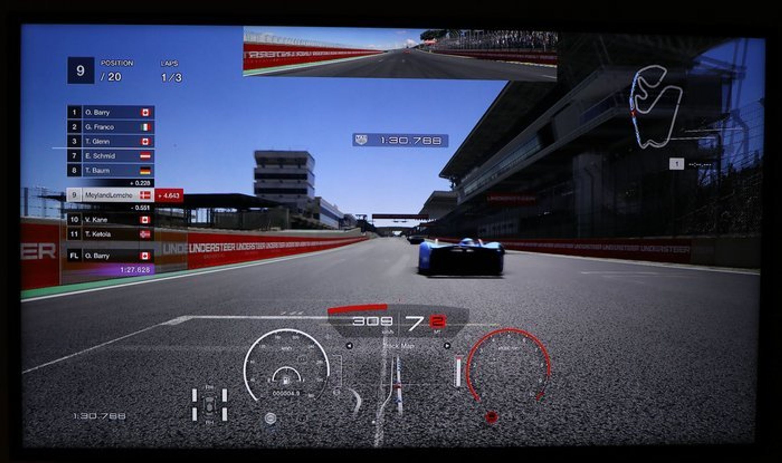 Du kan vælge mellem flere synsvinkler, blandt andet denne her hvor du sidder på kølergrillen