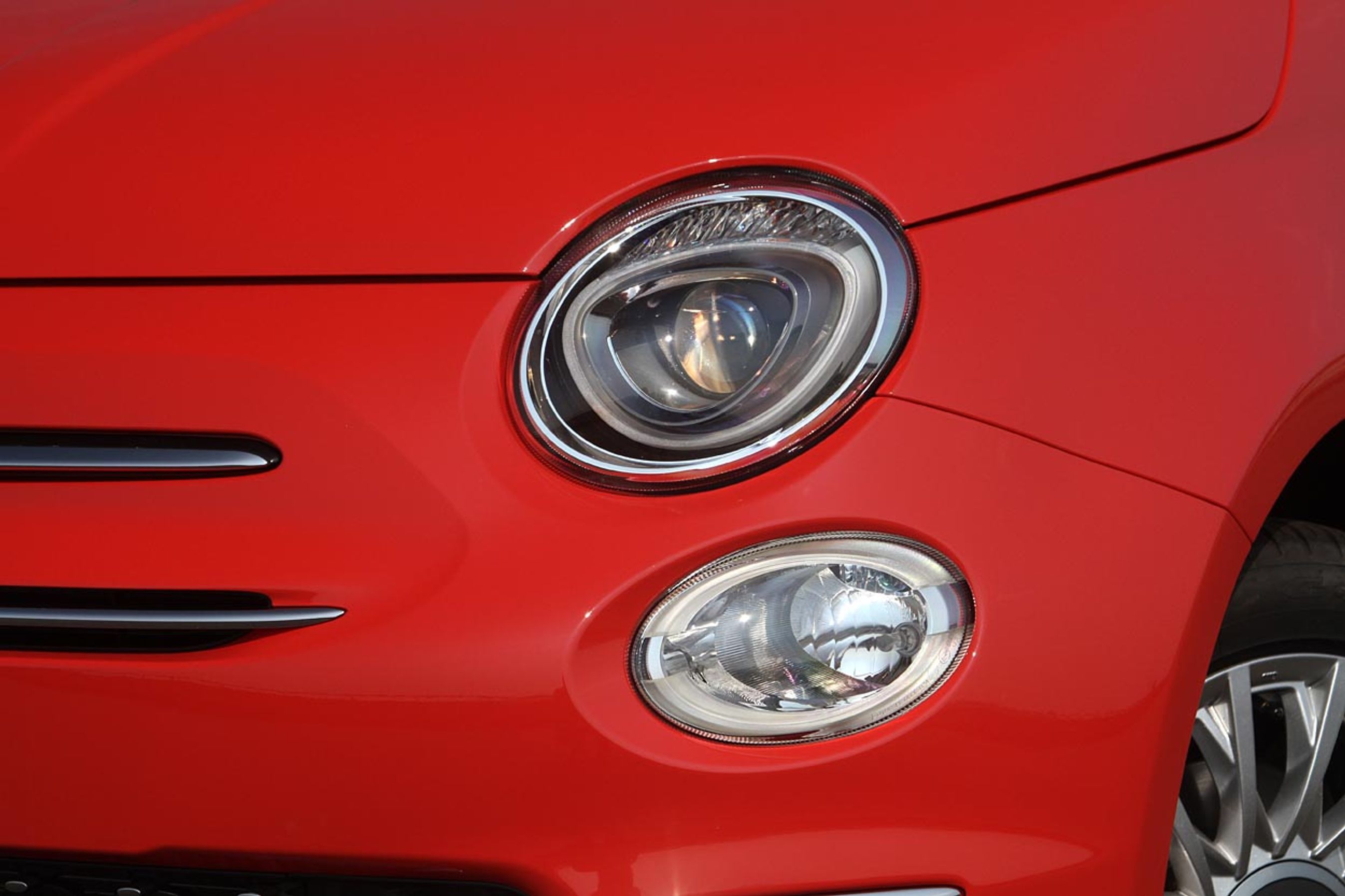 Selve lygterne er nye. Øverst er nærlyset af projektortypen, der giver bilen et mere beslutsomt udtryk, mens der derunder er nyt ringformet LED-kørelys kombineret med fjernlys.