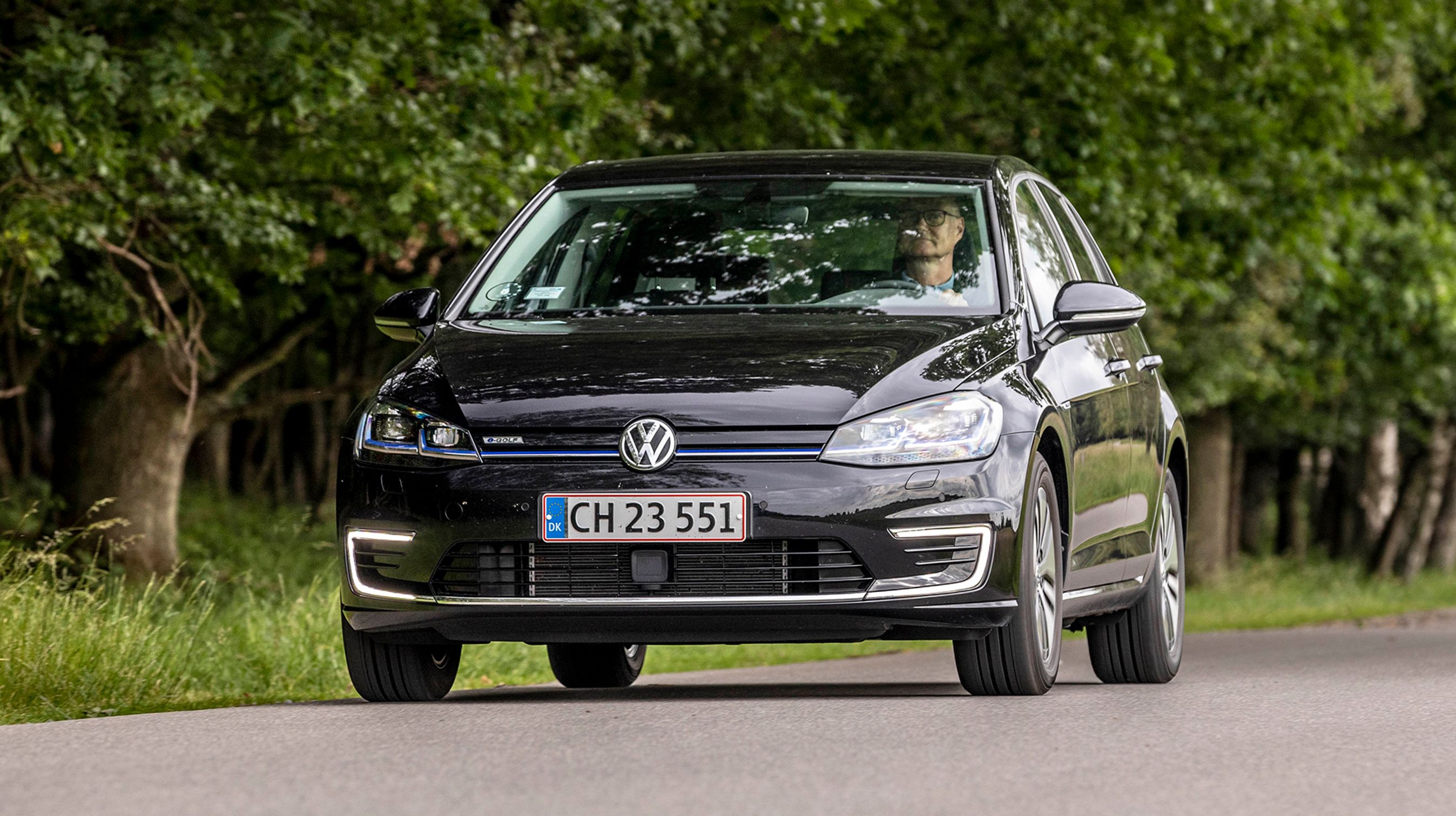 Fortil kendes VW e-Golf på LED-kørelyset forneden.