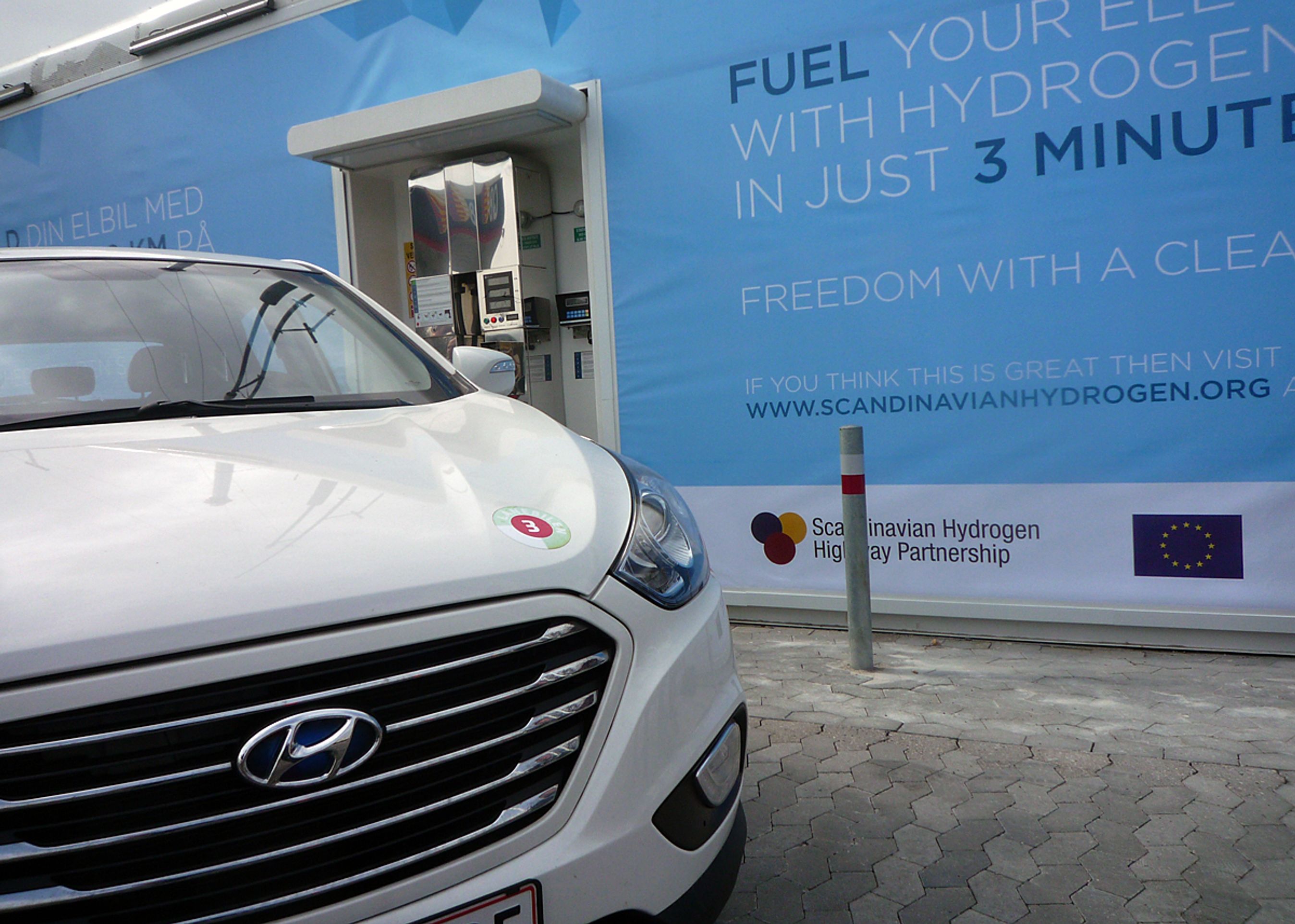 Brinttanken er sat op ved en Q8-tank i Gladsaxe. Brintanlægget står i en container, der er monteret på 48 timer. prisen for sådan et anlæg er ca. 7,5 mio. kr. Fotos: Torben Arent