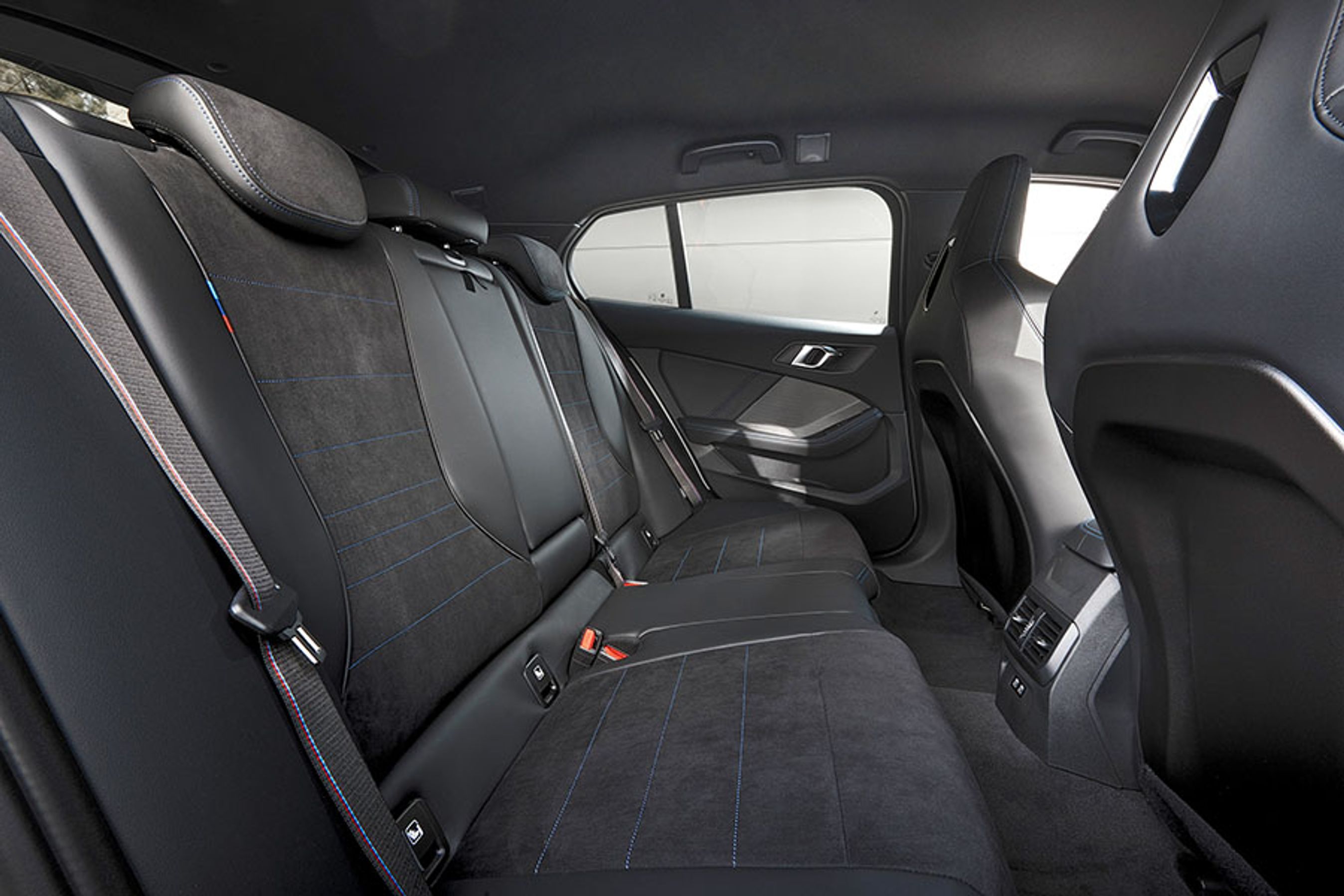 Bagsædet er o.k. uden at være overdådigt. Et klart minus er den store kardantunnel til firehjulstrækket, som stjæler fodplads ud for den midterste plads. Et plus er ventilationsdyserne og de to USB-C stik.