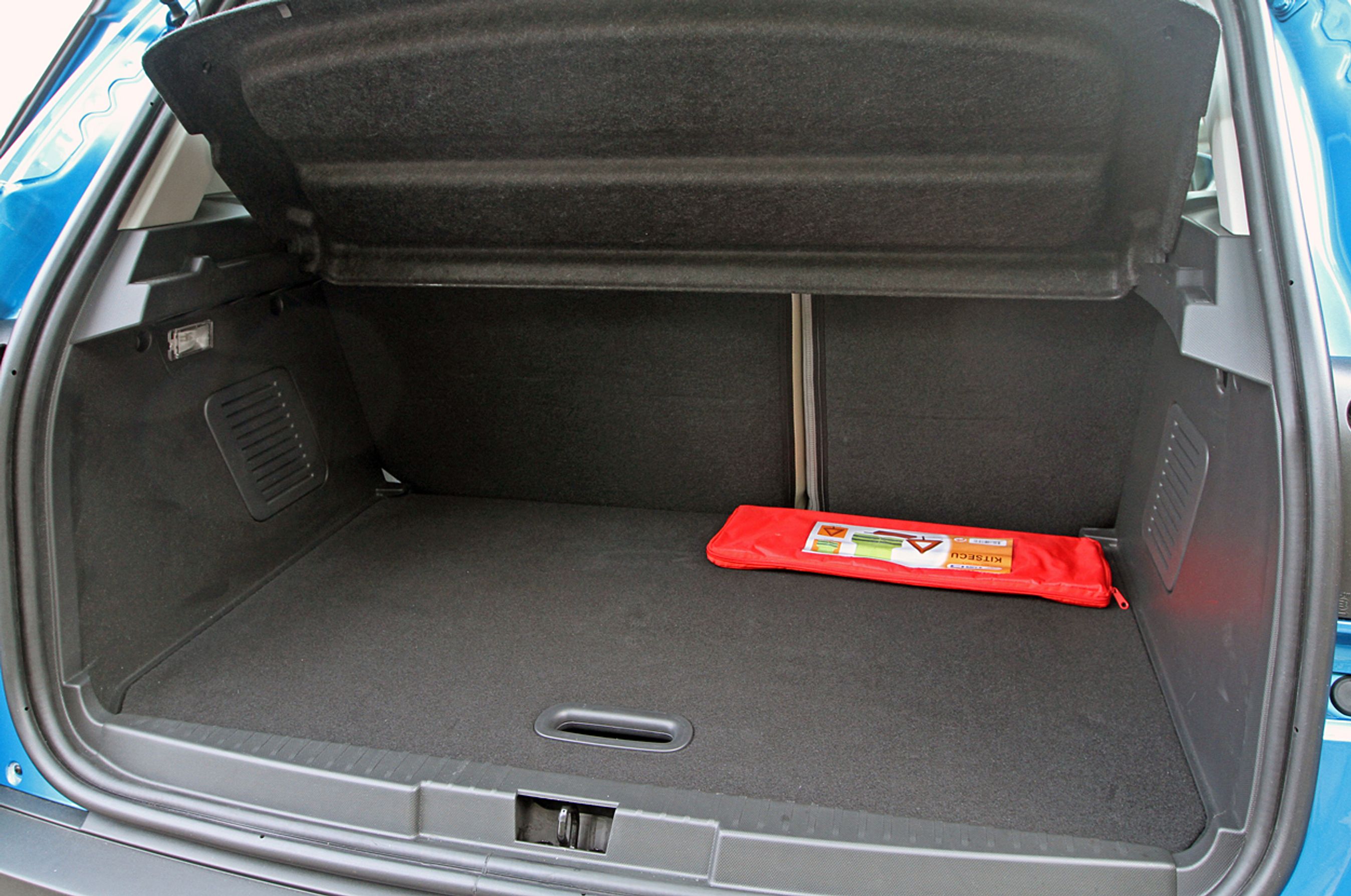 Fornuftige 359 liter kan der være i bagagerummet med bagsædet længst tilbage og bundpladen taget ud. Med bagsædet længst fremme er tallet 455 liter..