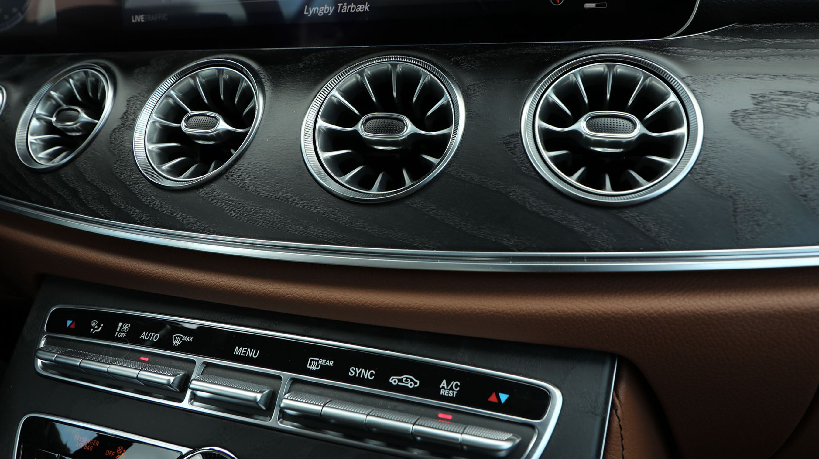 E-klasse Coupe imponerer med lækre materialer og flot design.