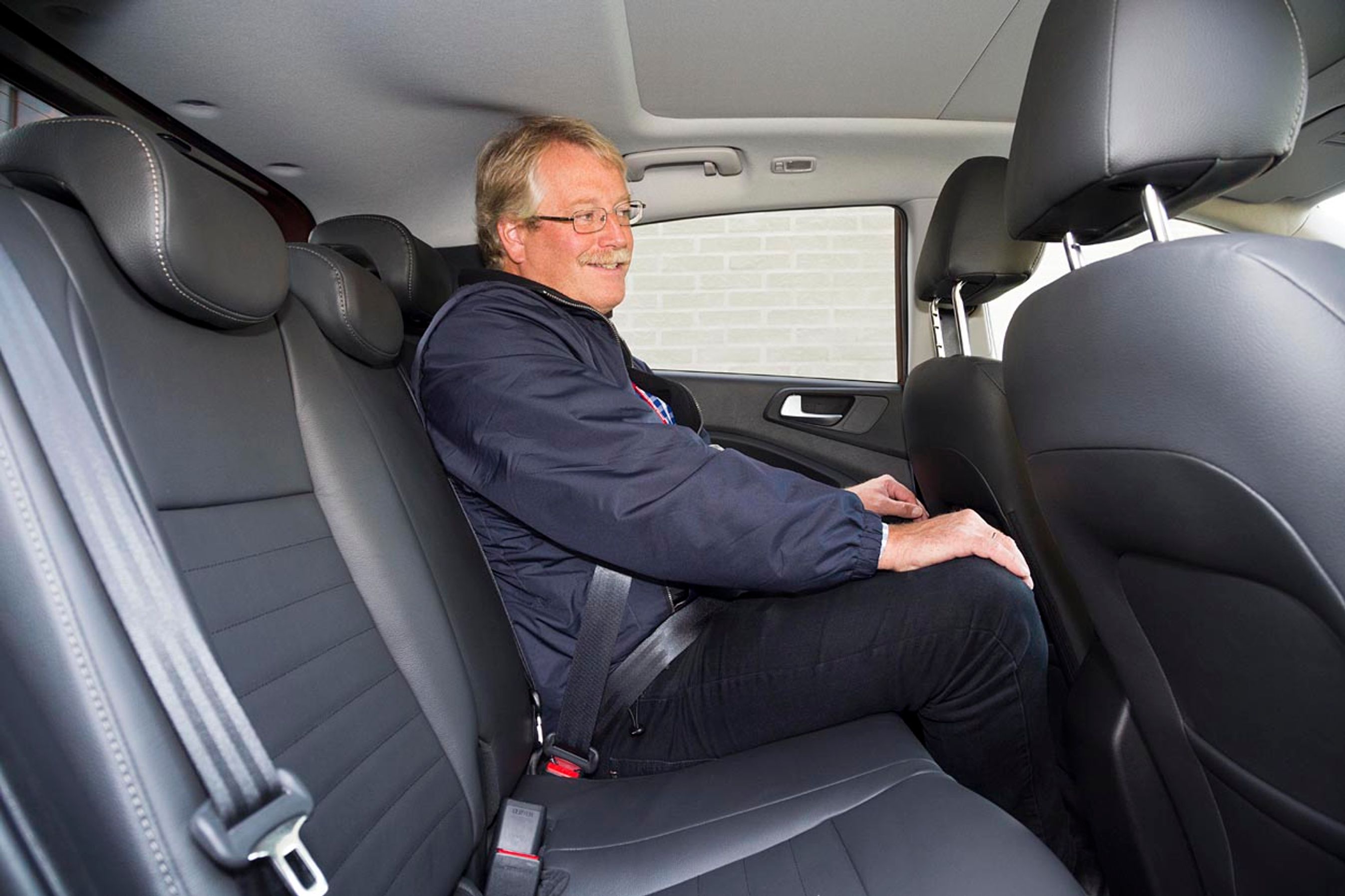 Bagsædepladsen er blevet bedre, men det kniber stadig lidt. Loftshøjden er her kneben som følge af det store panorama-glastag, der dog ikke er standard.