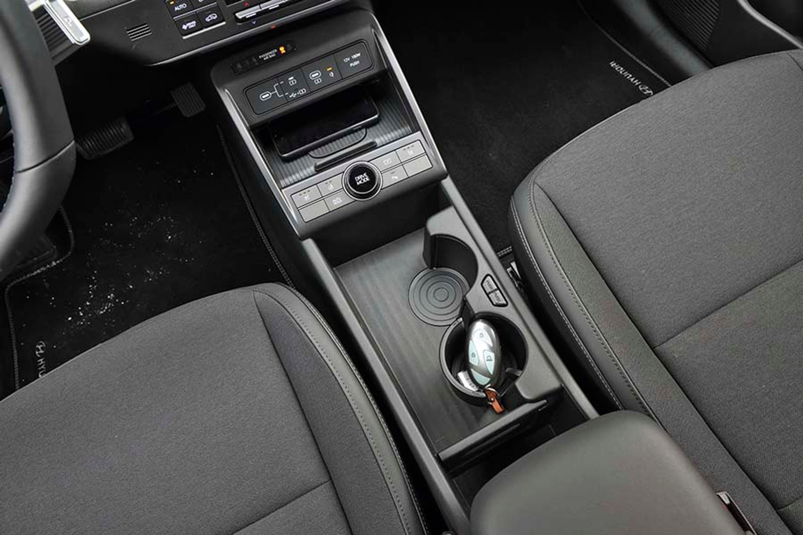 Masser af plads til fralægning begejstrer, men overfladen er helt glat, så tingene rutsjer rundt, og det larmer. Så ender du - som her - med at bruge kopholderen til at opbevare bilnøglen under turen. 