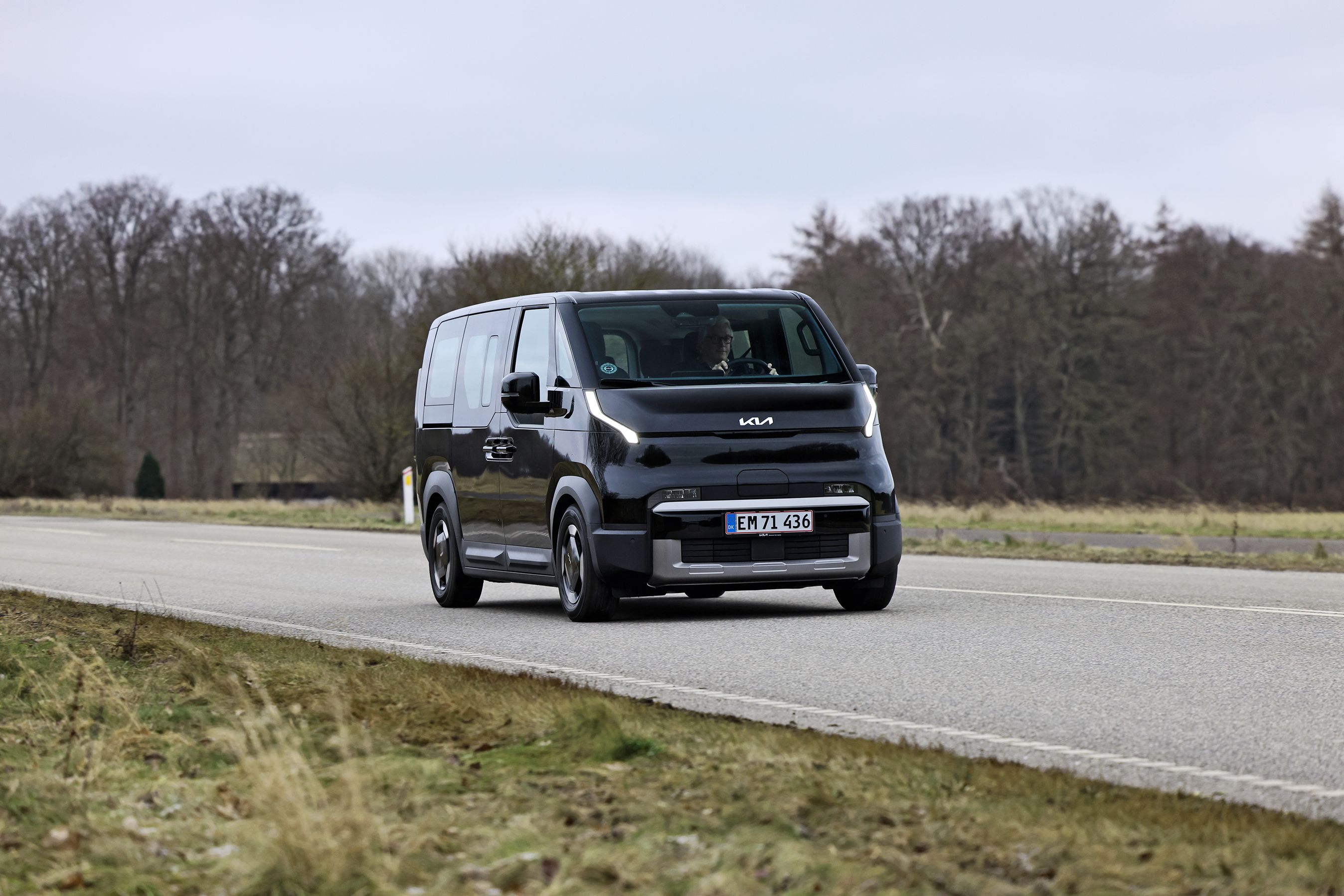 Kia PV5 set forfra, mens den kører på landevej