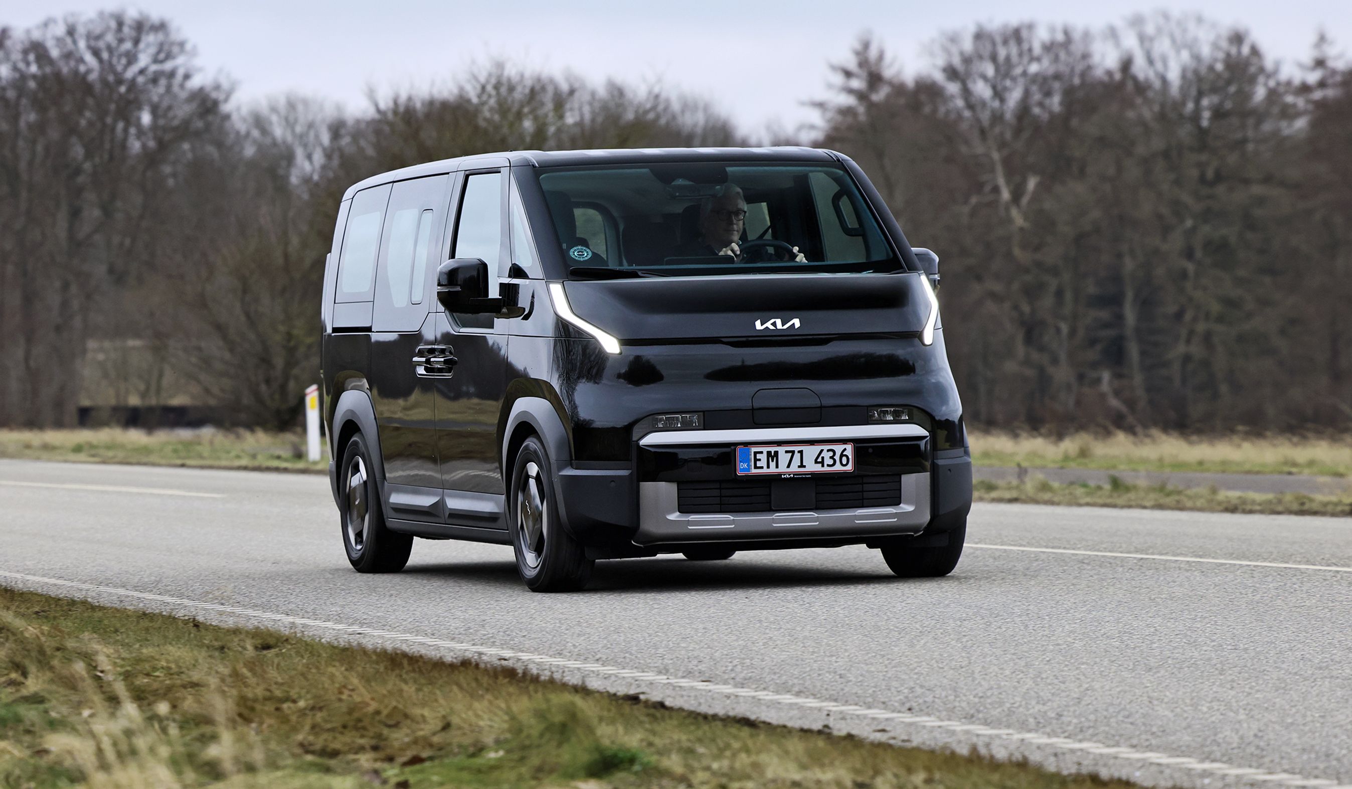 Kia PV5 set forfra, mens den kører på landevej