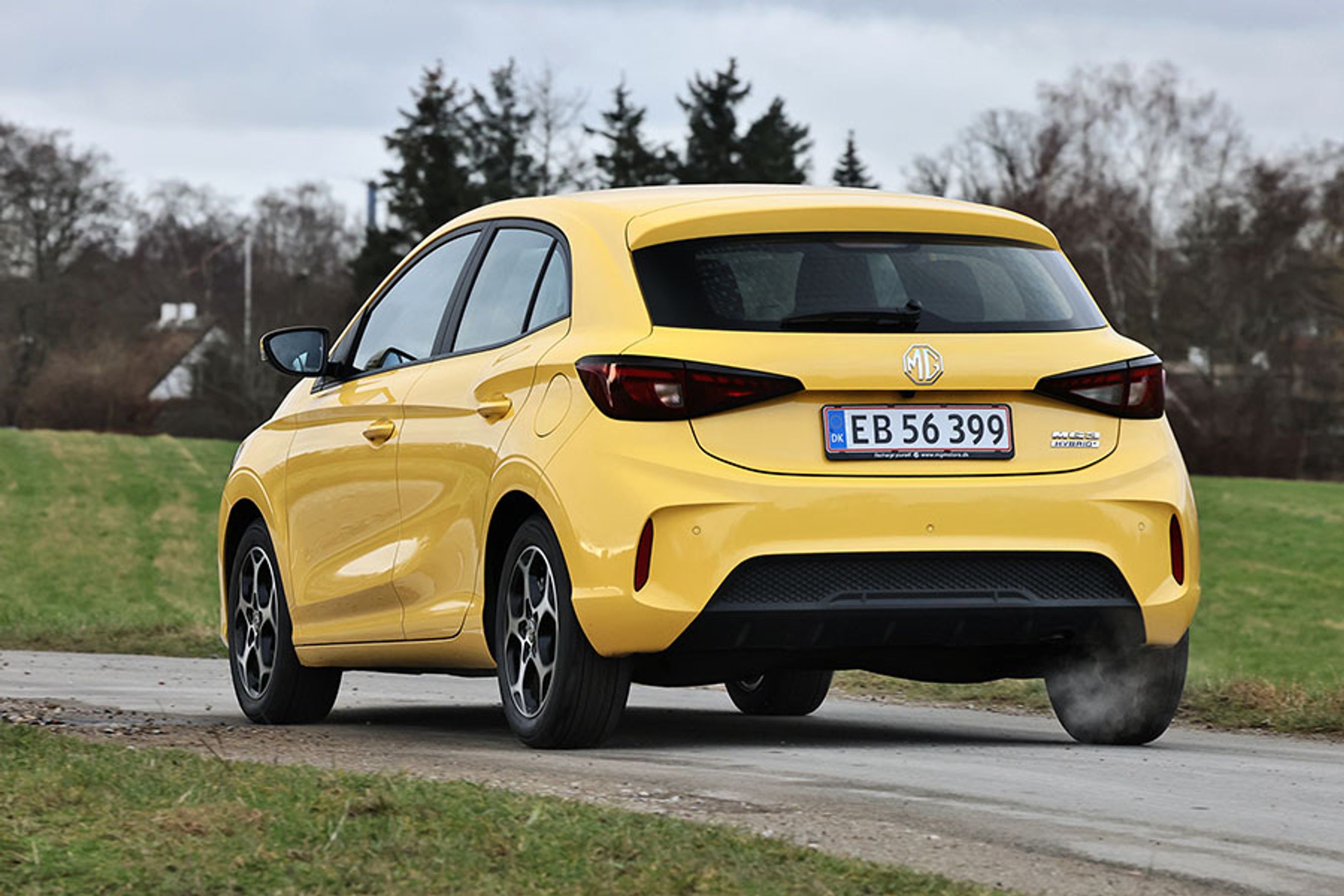 En MG 3 Hybrid set bagfra, mens den kører på en vej