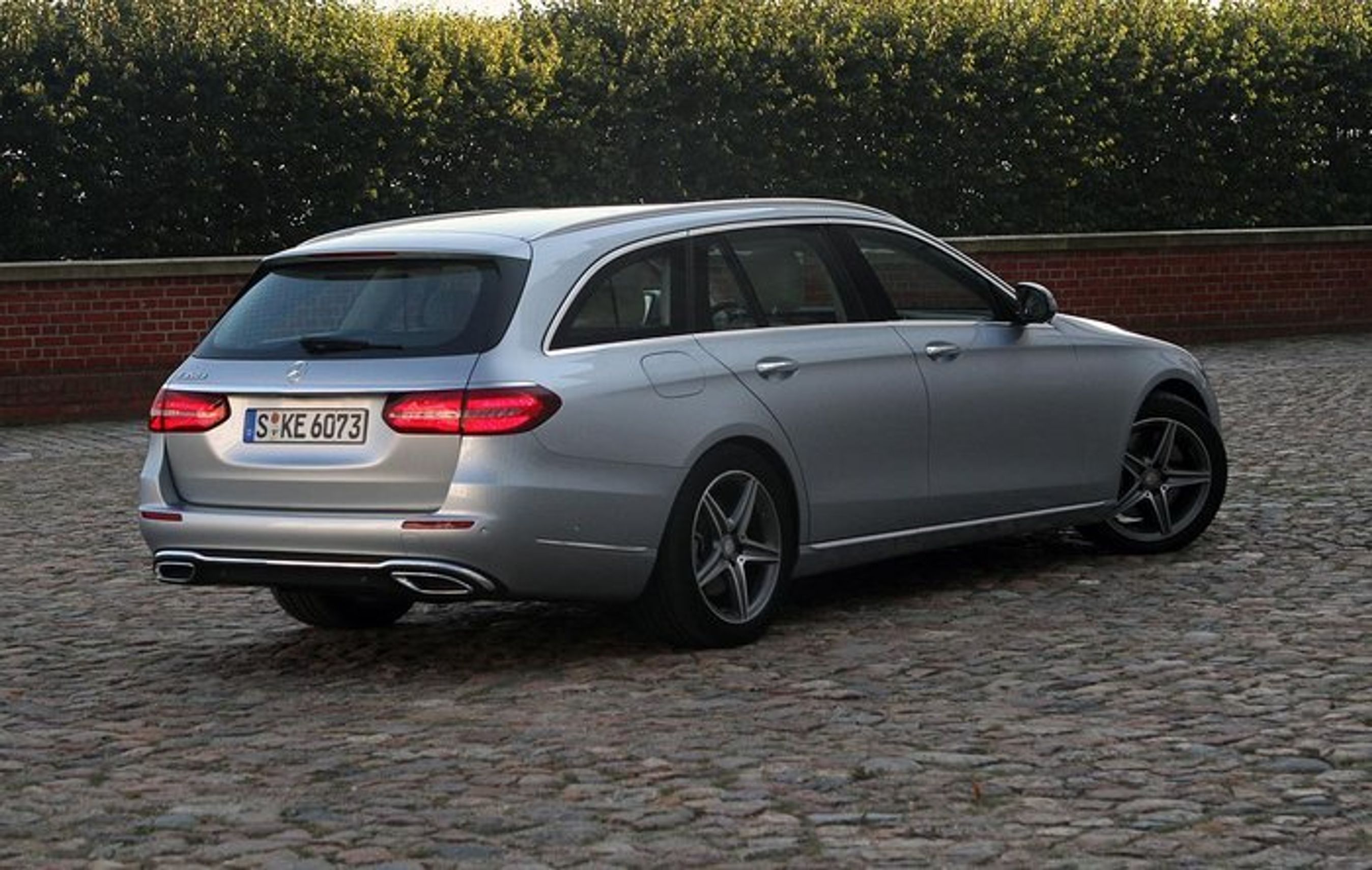 Bagpartiet har inspiration fra et sejlskibs hæk kaldet spejl siger designeren. Bagenden er forandret meget fra den gamle E-klasse og ligner nu C-klassen.