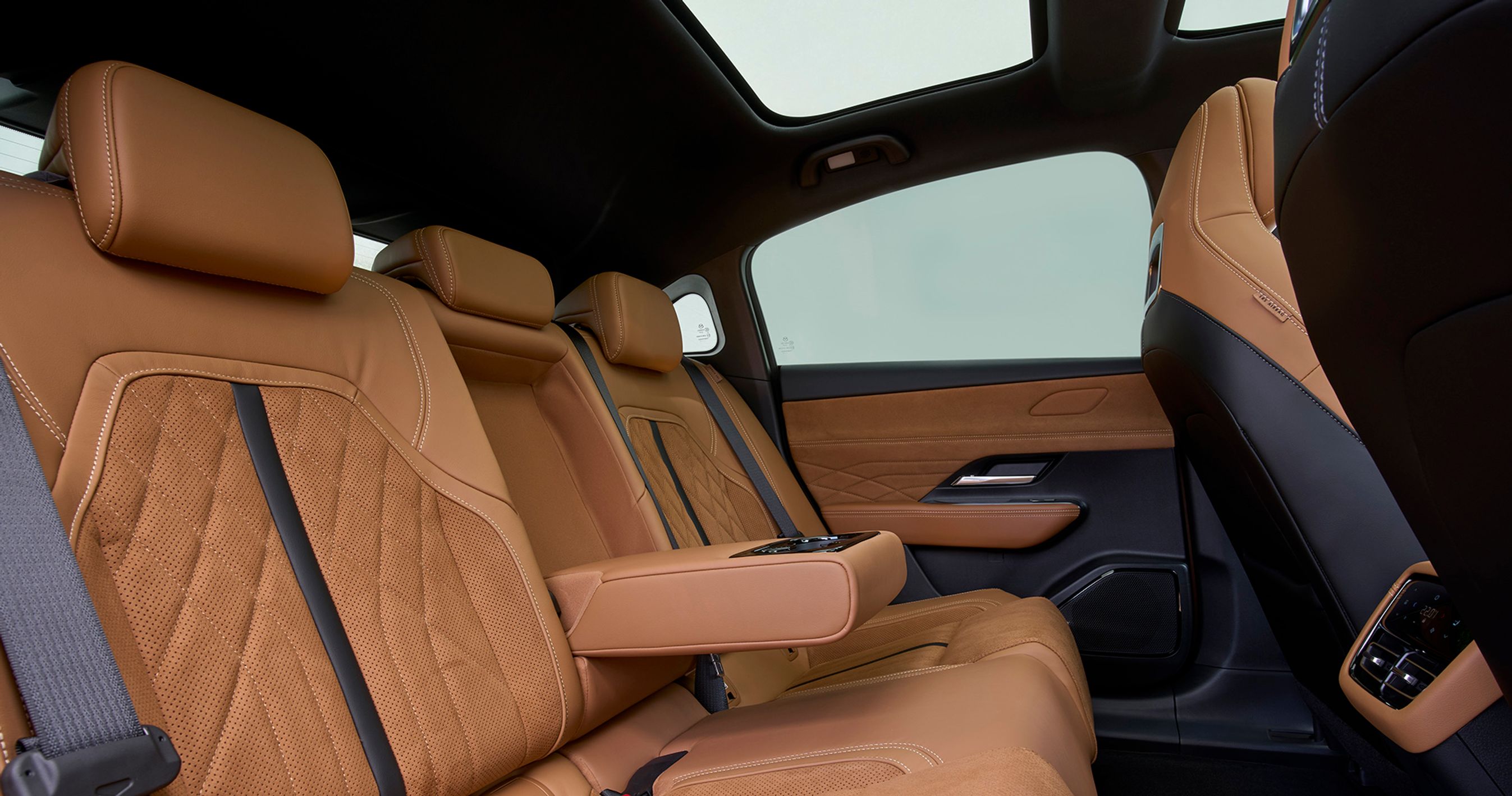 Bagsædet er flot betrukket, og der er midterarmlæn, friskluftdyser og læselys. Der er desuden isofix-beslag ved de to yderpladser.