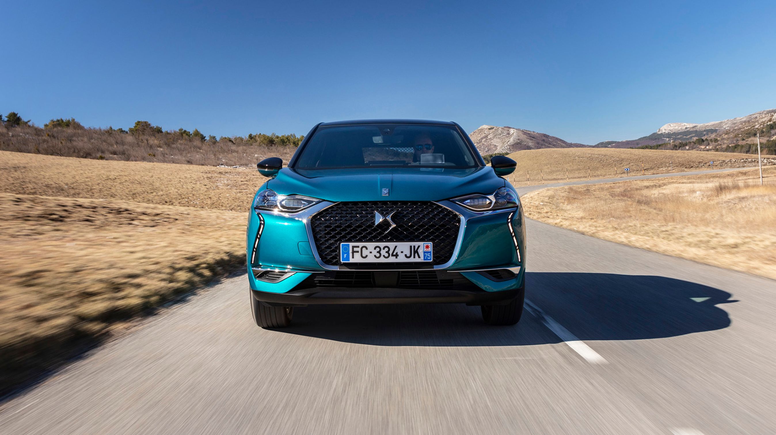 Fronten har fået det typiske kølegitter, der fremover skal kendetegne alle nye DS-modeller. DS 3 Crossback kommer også som elbil, og den har samme front.