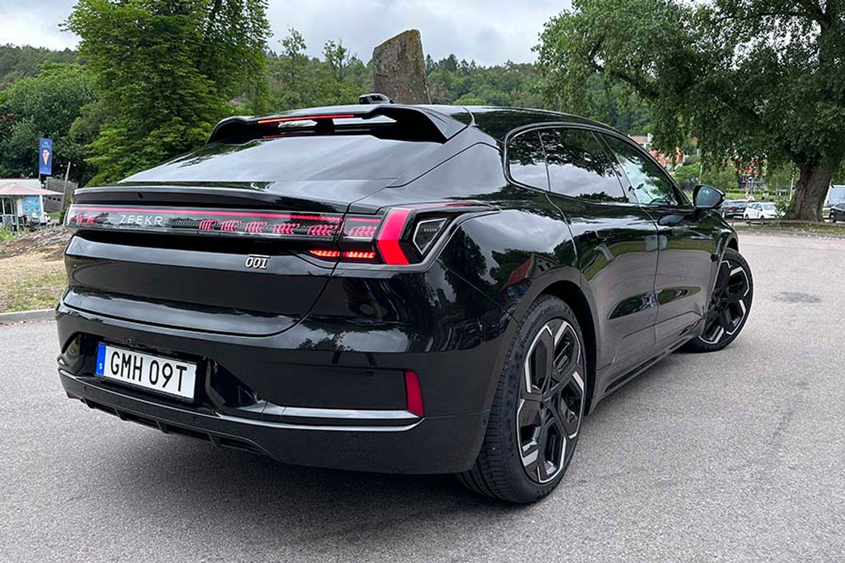 Modelnavnet 001 står på bagklappen og indikerer, at dette er første model fra det nye svensk/kinesiske bilmærke.