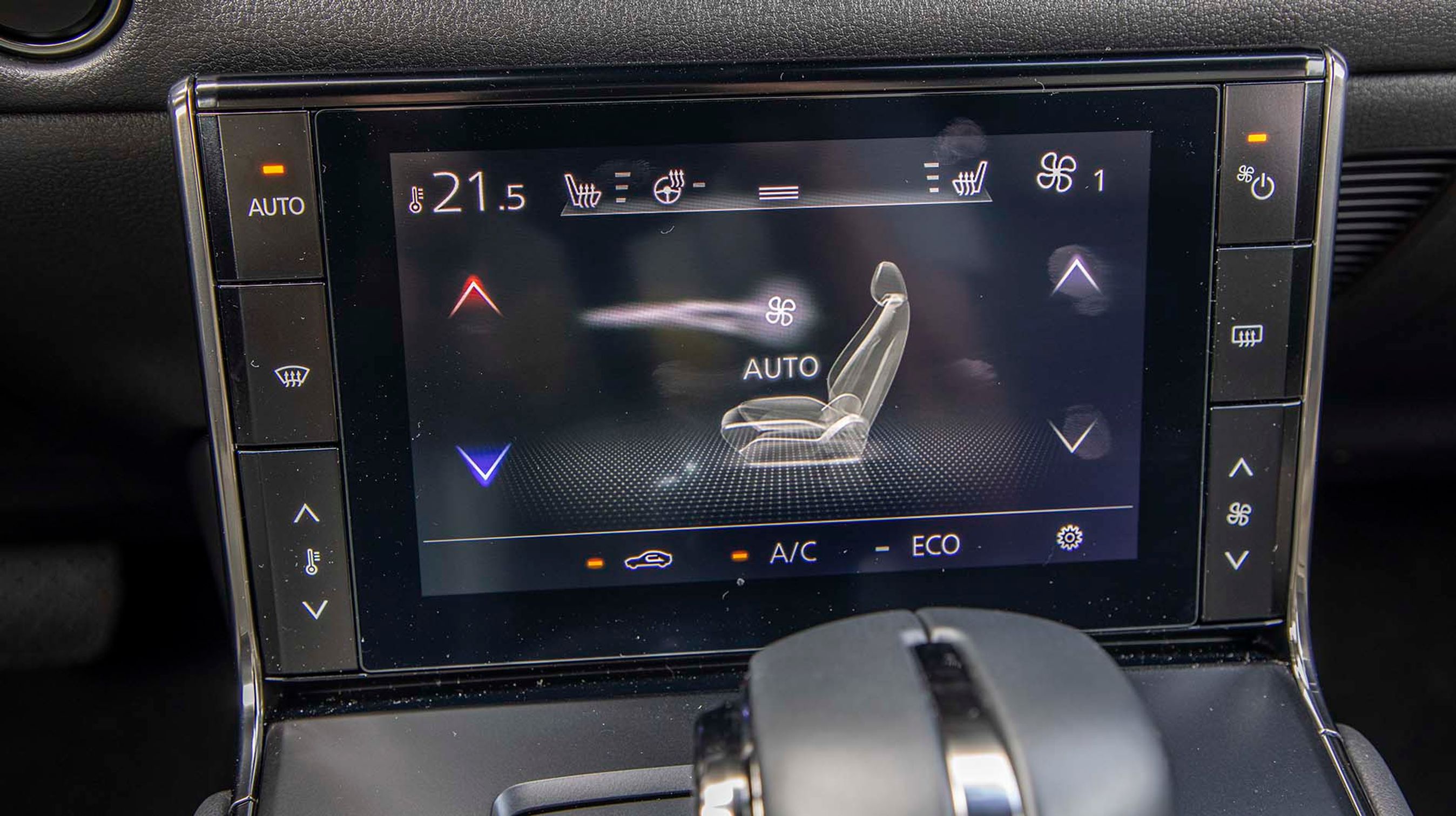 Skærmen sidder temmelig langt nede, så man må fjerne blikket fra vejen, når den skal betjenes.