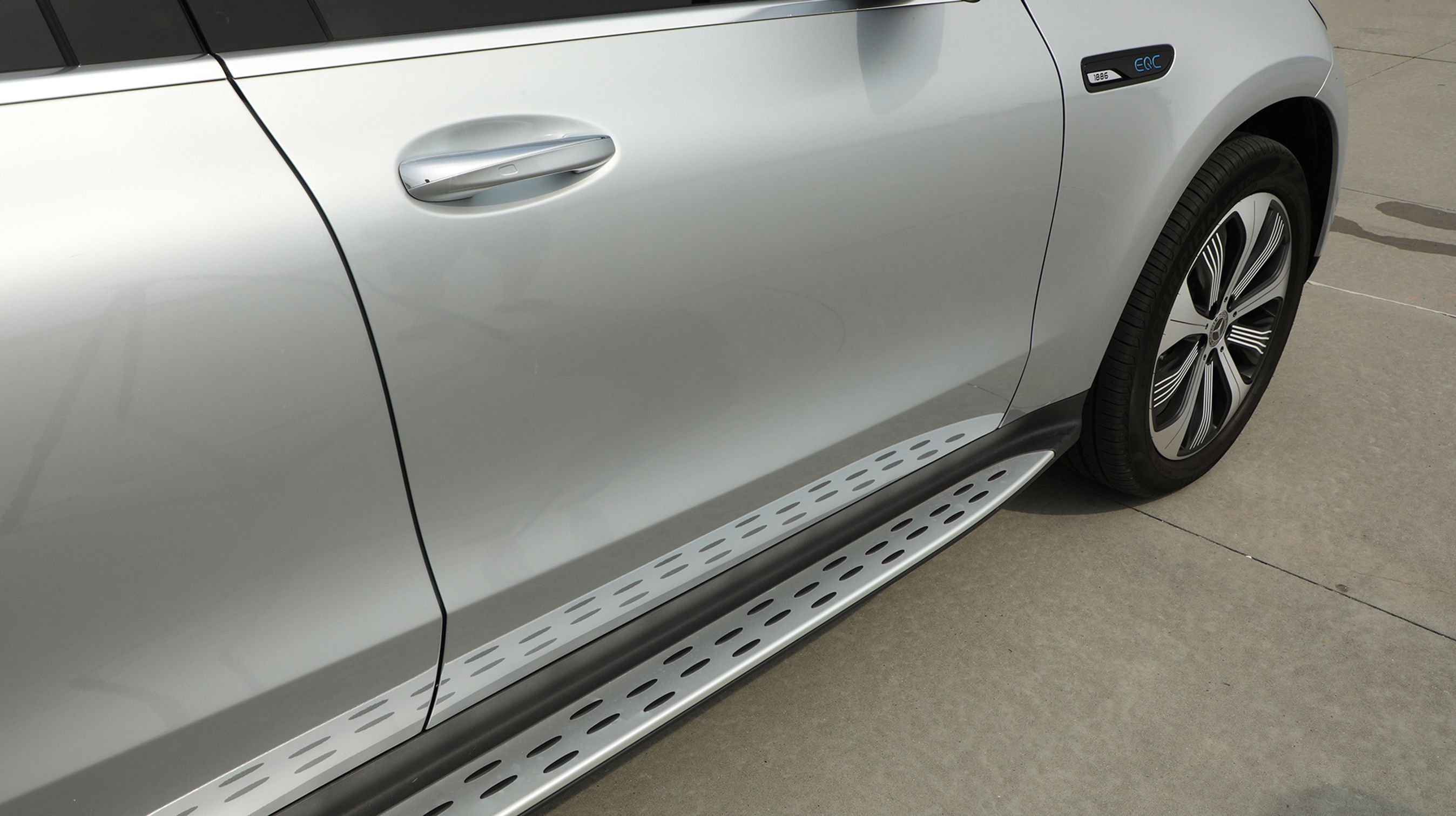 Trinbrættet langs siden er bilen er ekstraudstyr. Det gør intet godt for ind- og udstigningen, og vi vil fraråde, at man tilkøber dette udstyr.