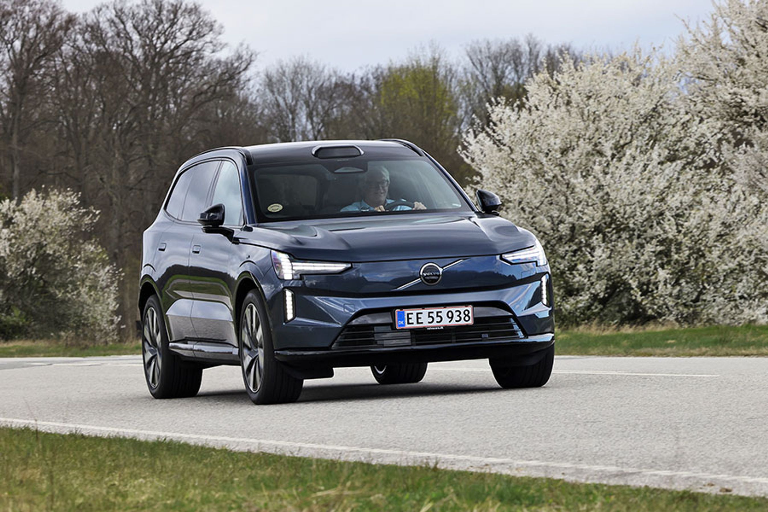 Volvo EX90 er en stor syvpersoners elbil. Billigste udgave koster 736.000 kr., og her har vi testet den firehjulstrukne topversion til lige under en million kroner.