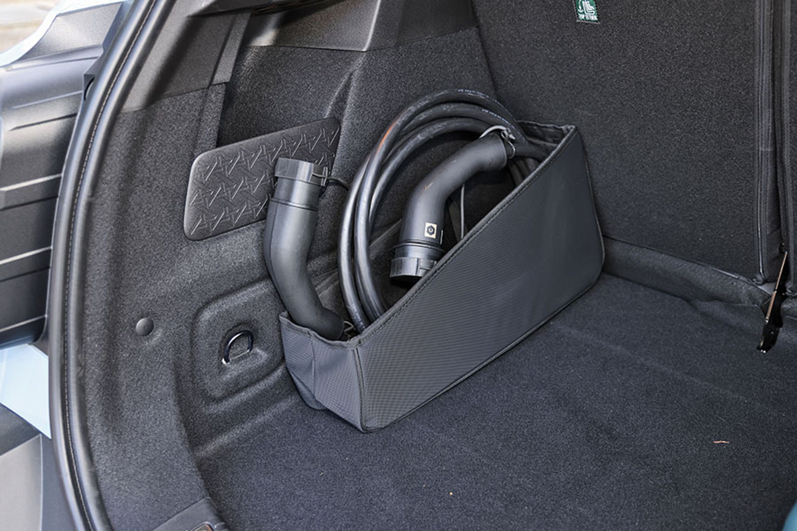 Der er ikke et separat rum til opbevaring af ladekablet, der derfor skal finde plads i bagagerummet. Her er det pænt henlagt i en dertil indrettet holder.