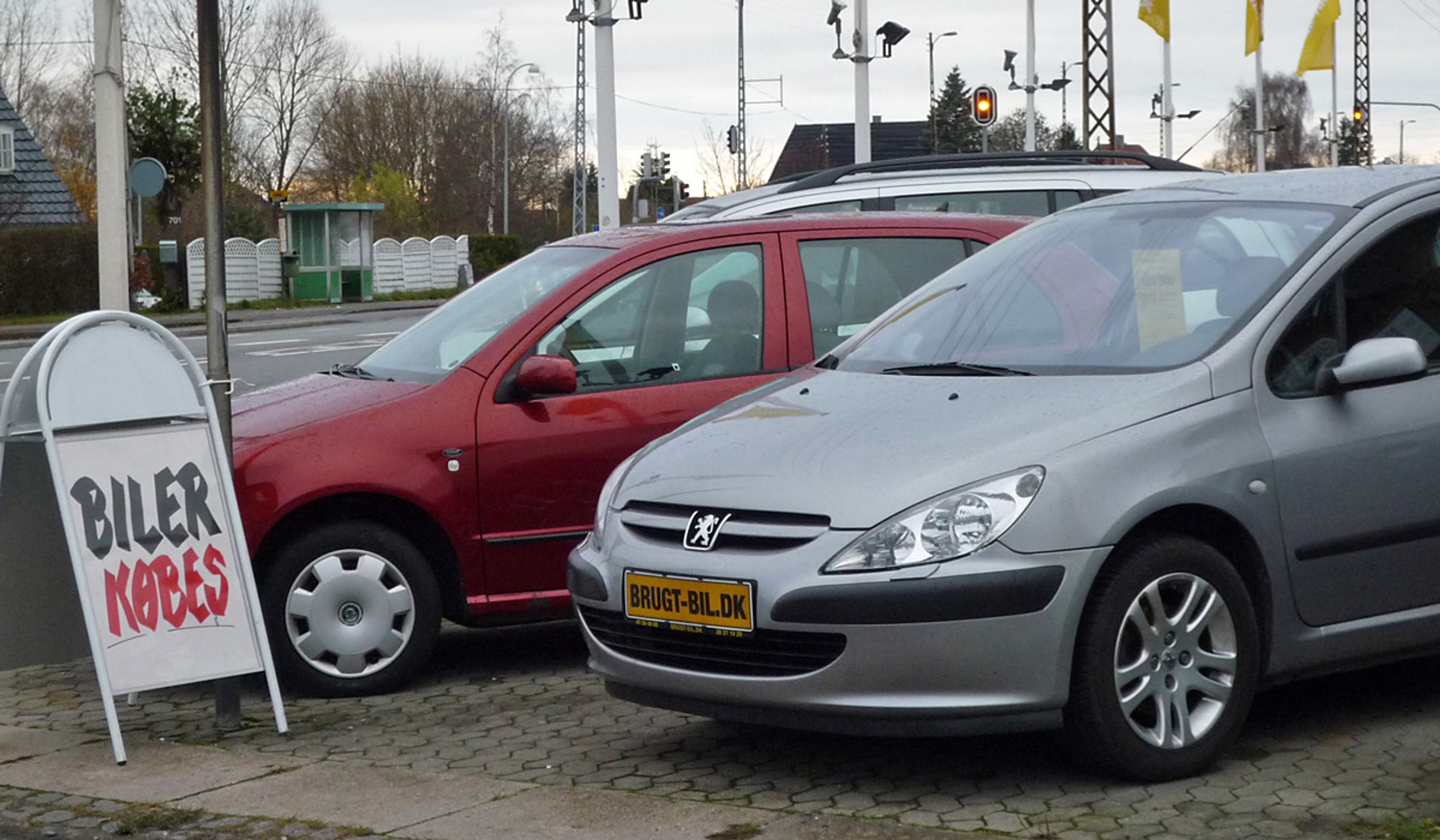 Handlen med brugte biler stiger for tiden, og priserne falder.