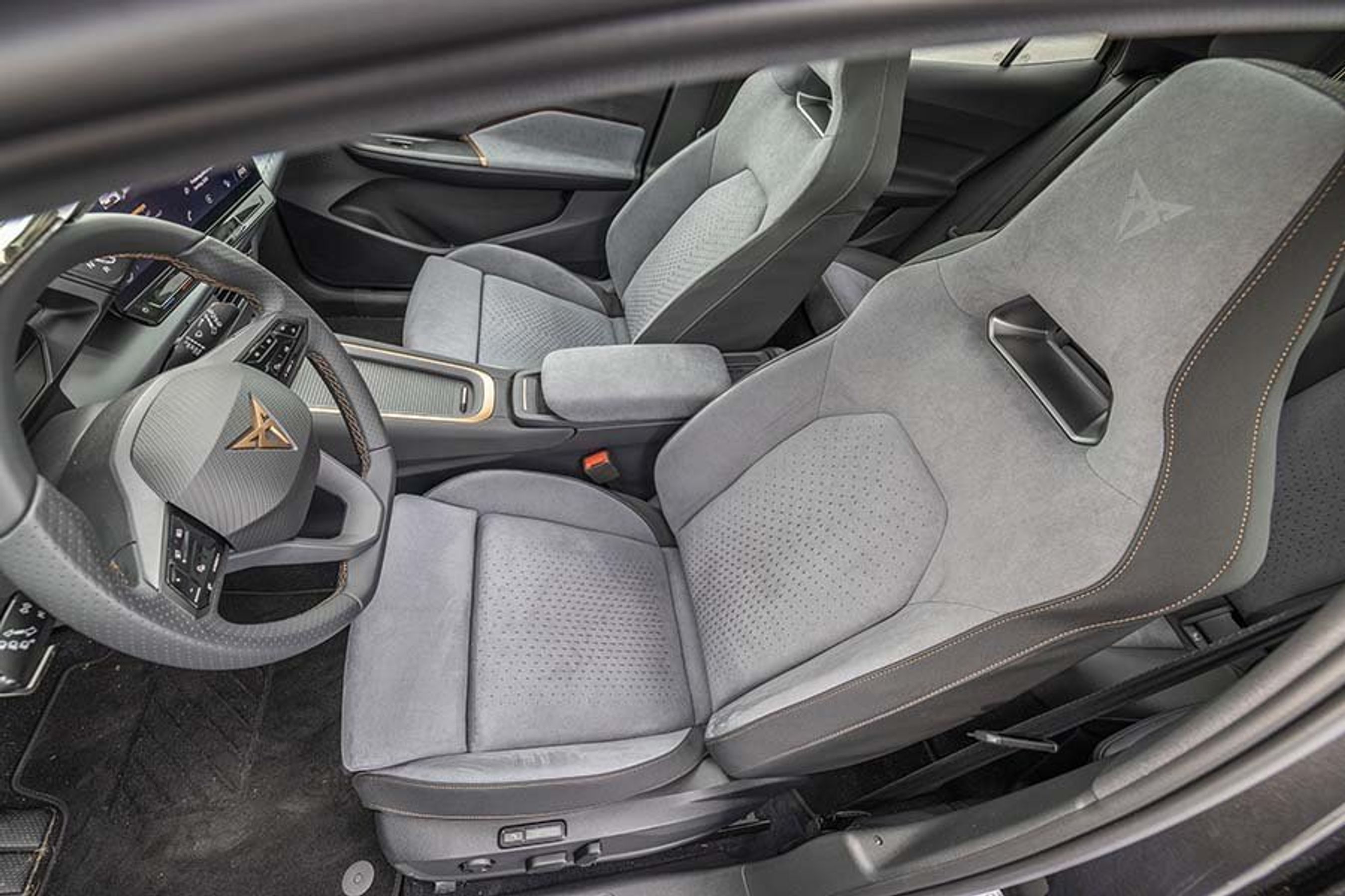 Testbilens Dinamica-sportssæder koster 15.000 kr.