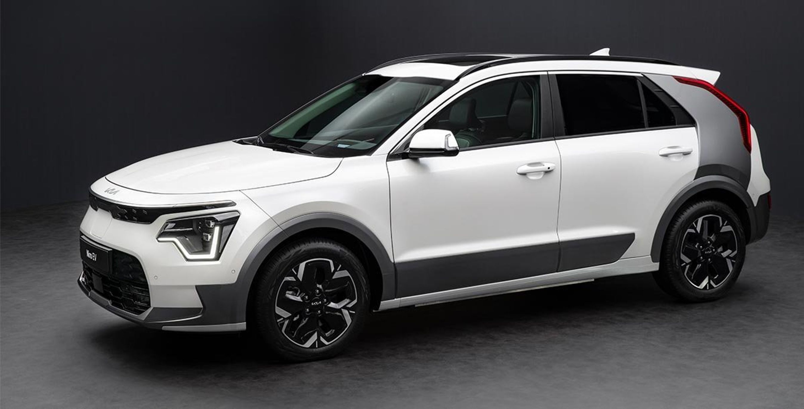 Kia Niro kommer nu i en ny generation og fås både som elbil (billedet) og som plugin hybrid. Elbilen kendes på den tofarvede front og ladeporten i midten fortil.