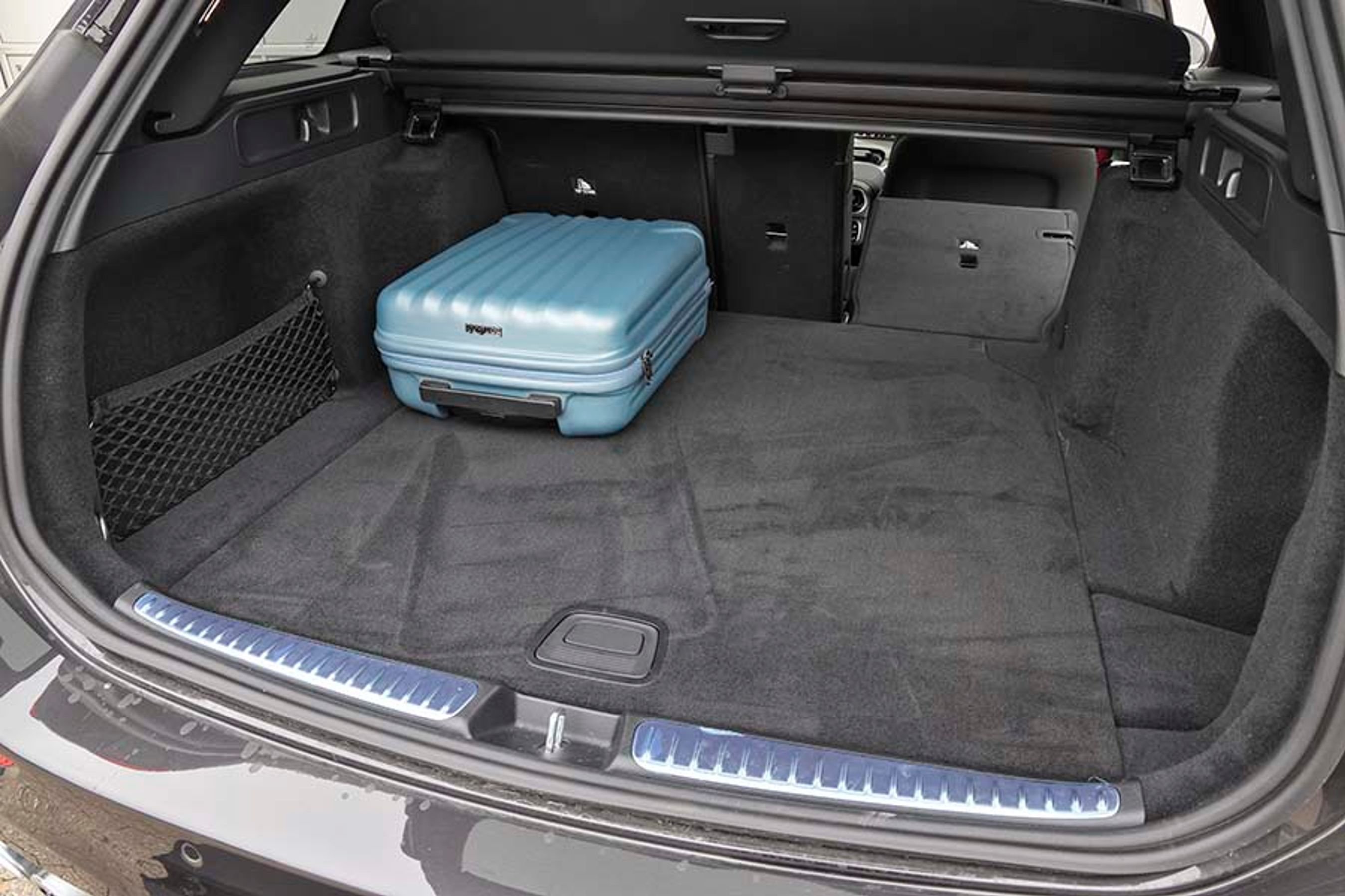 Bagagerummet er stort og flot beklædt, og bagsædets ryglæn kan foldes forover i tre dele. 