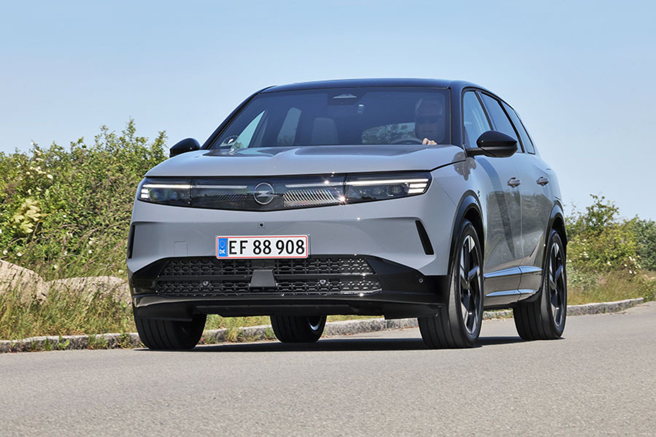 Grandland er en ny elbil fra Opel. Den er bygget over samme teknik som bl.a. Peugeot 3008, men byder takket være en lang akselafstand på bedre plads ved bagsædet. Her har vi testet udgaven med det lille batteri i højeste udstyrsniveau til 355.000 kr.