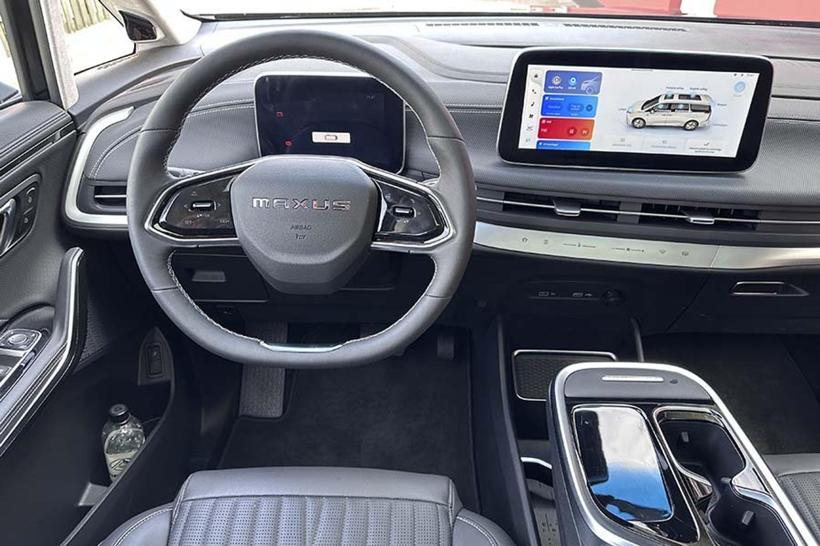 Kabine med stor skærm i Maxus Mifa9