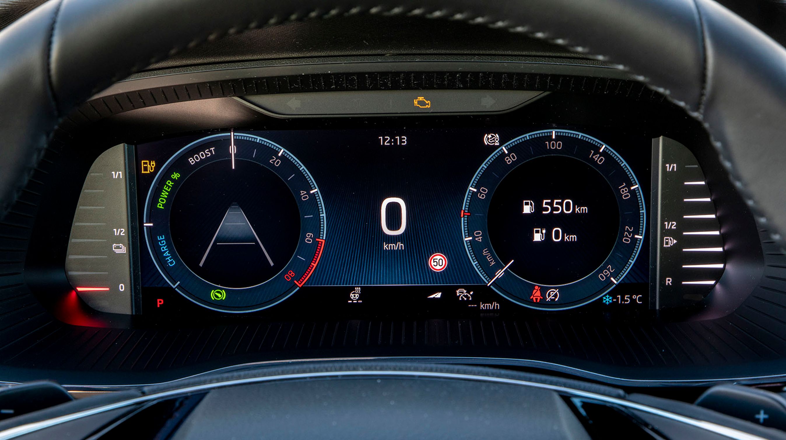 Instrumenthuset er digitalt og kan indstilles til flere visninger. Her er det en ret klassisk visning med runde instrumenter. Heldigvis er hastigheden tydeligt vist midt i synsfeltet.