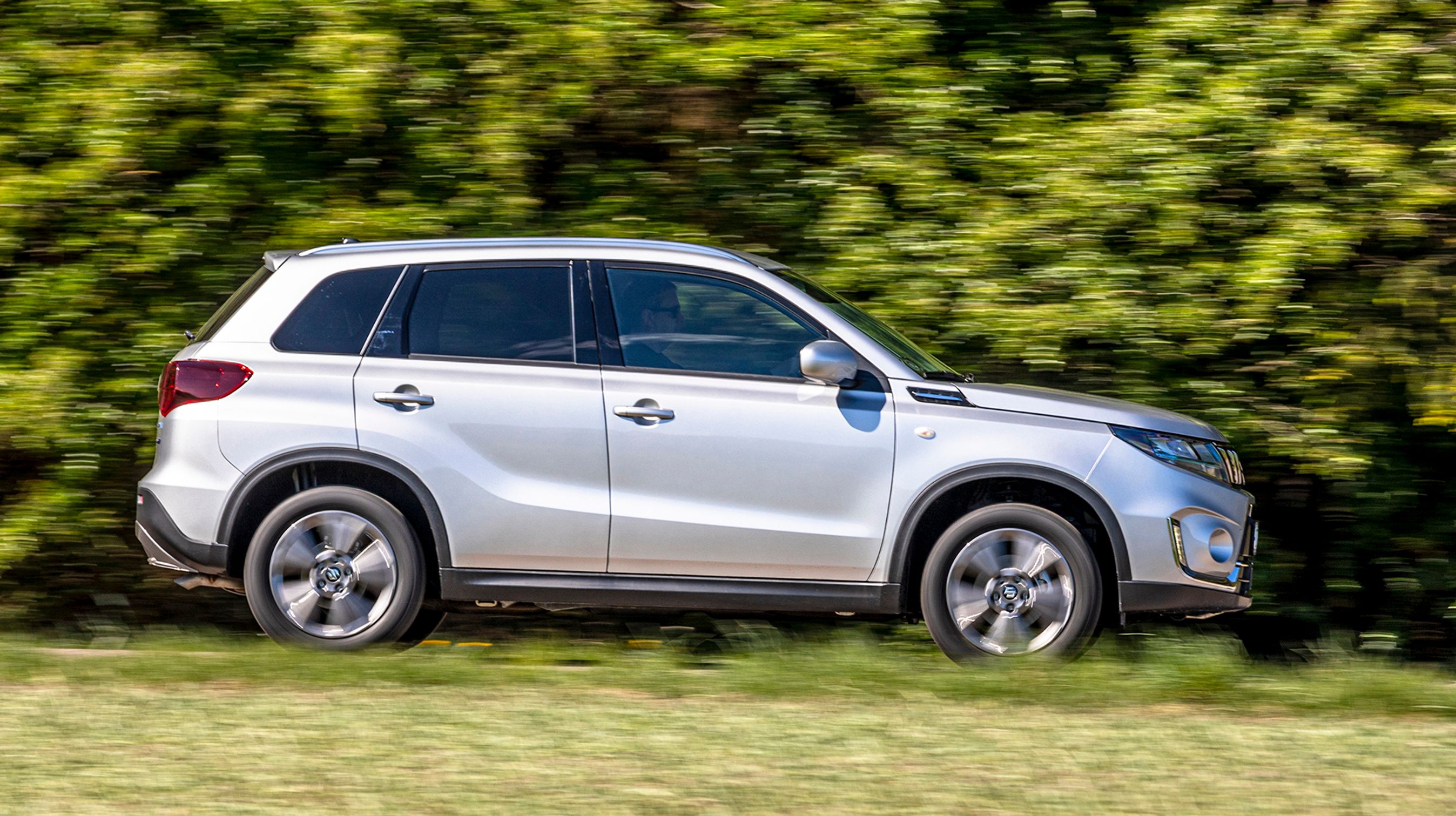 Suzuki Vitara har en form, der mere minder om en firehjulstrækker end en mini-SUV. Bilen fås da også med firehjulstræk, hvilket er ganske usædvanligt.