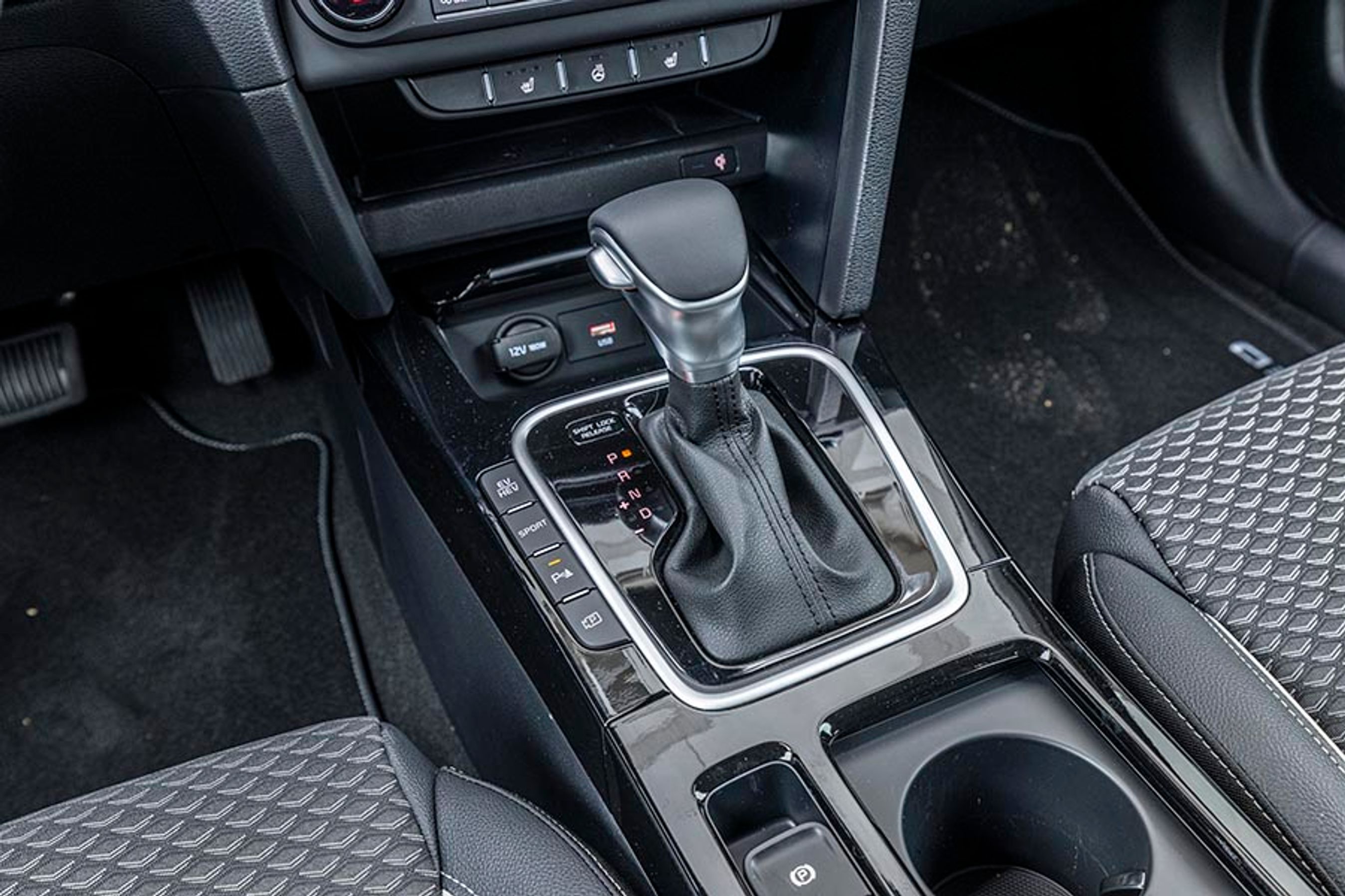 Du kan vælge mellem de forskellige køreprogrammer via gearvælgeren, der desværre er af den gammeldags type og ikke som i Kias rent elektriske modeller, der har en intuitiv drejeknap. 