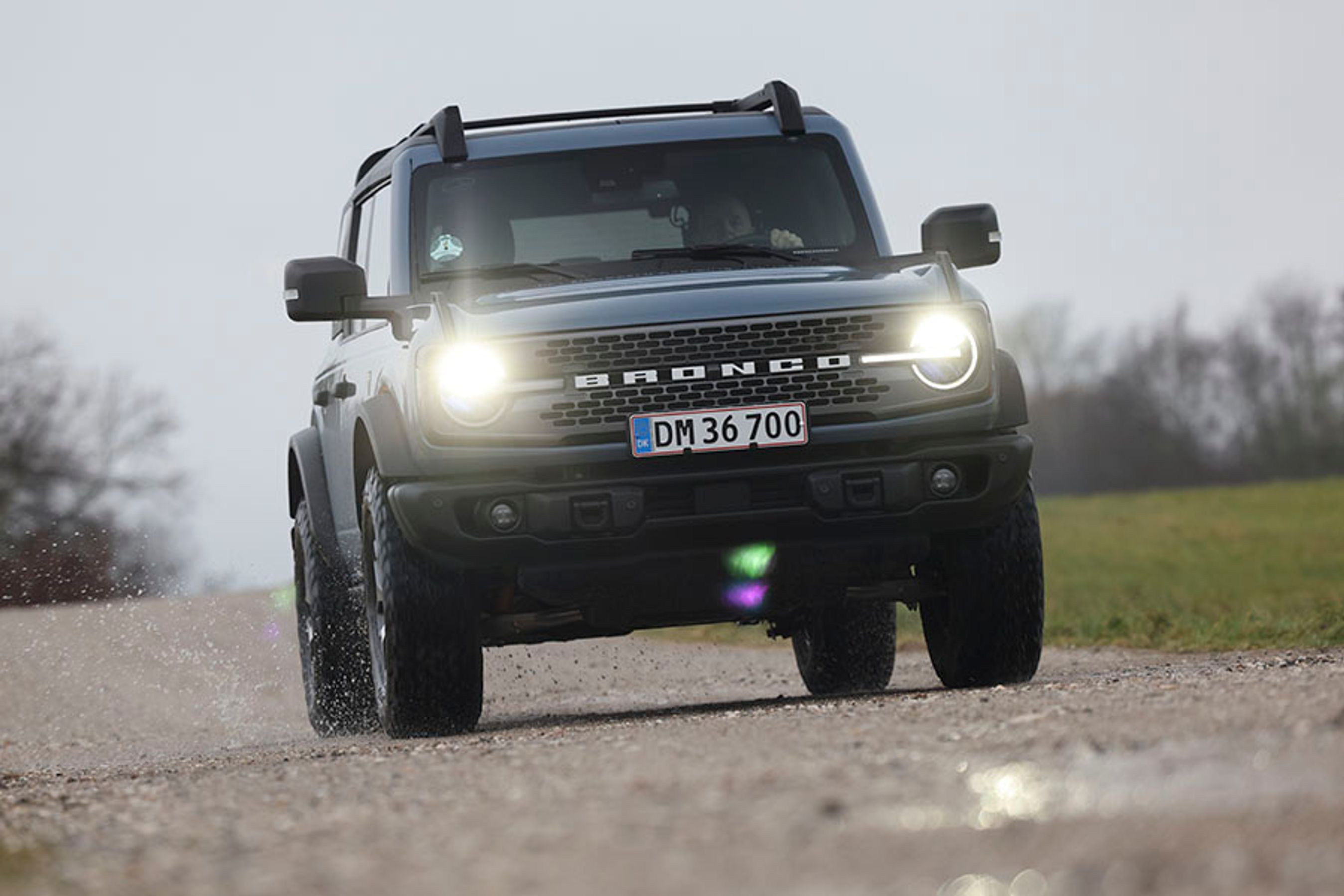 Der står BRONCO med store typer mellem forlygterne, og man skal lede længe for at se, at det er Ford der bygger bilen. Målet er at Bronco skal være et selvstændigt brand, på samme måde som f.eks. Mustang er det.
