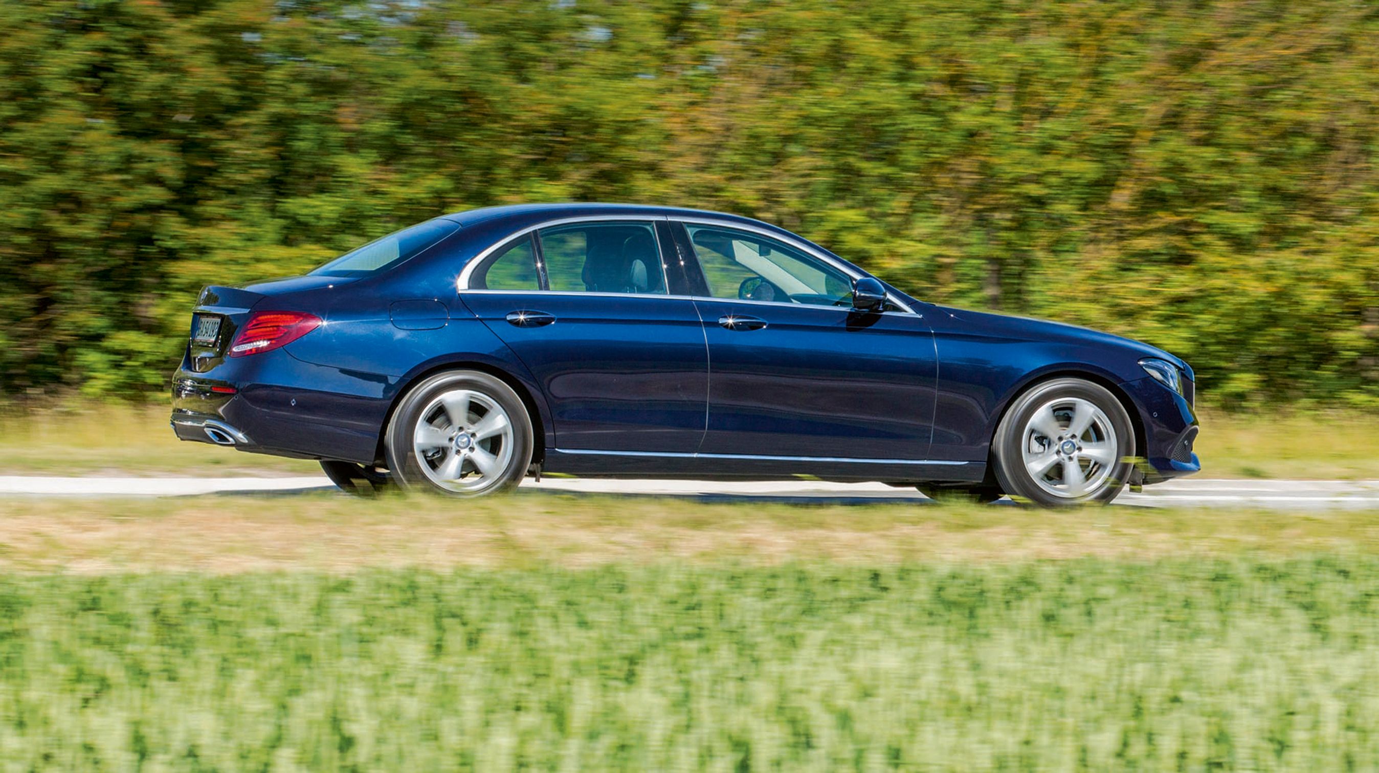 Mercedes-Benz E-klasse er en lang bil på næsten fem meter og med en akselafstand på næsten tre meter. Designet minder meget om både C-klassen og S-klassen.