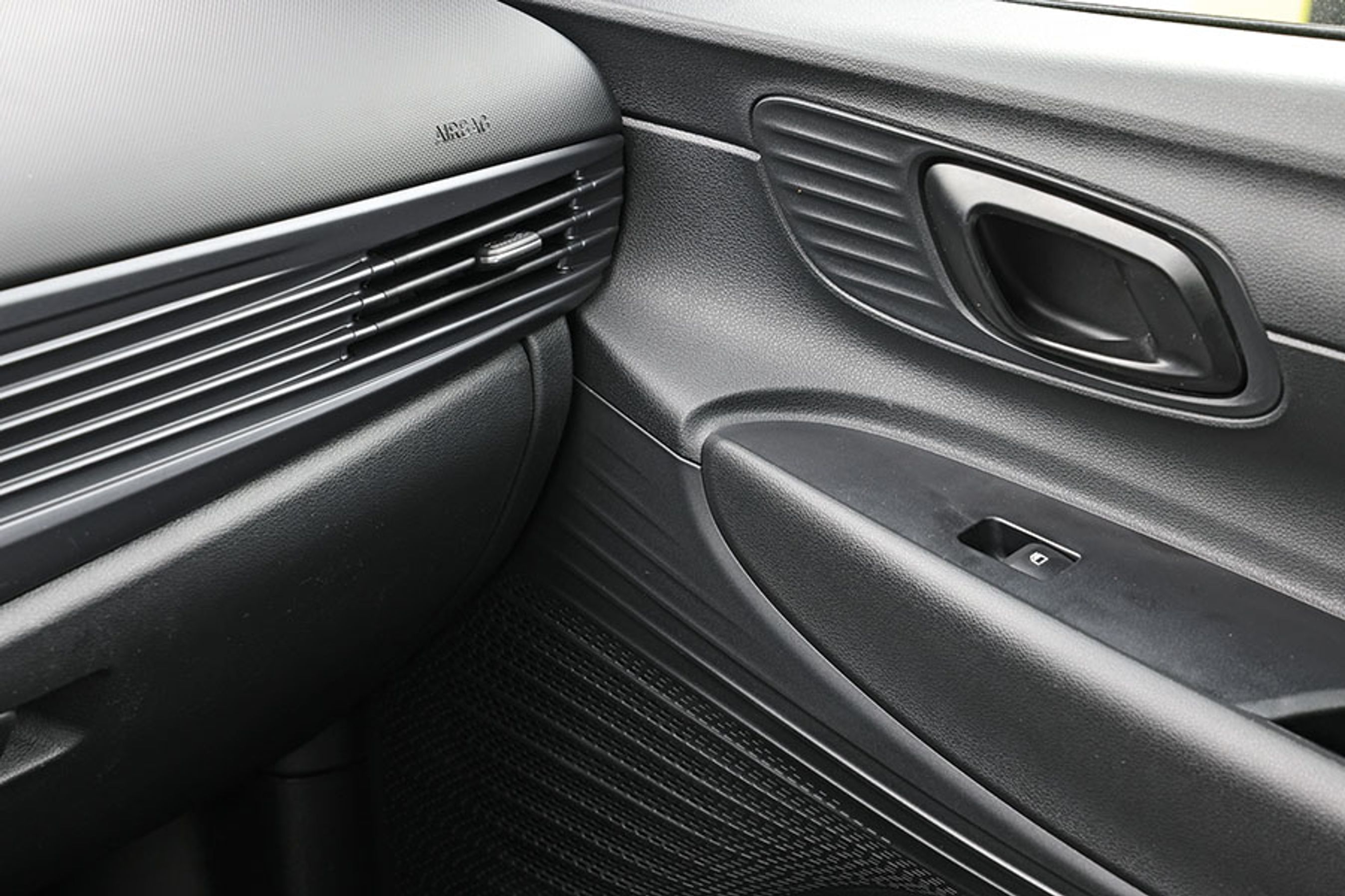 Designet af kabinens dele er grundlæggende pænt, men mærker man efter, mødes man af stenhård plast de fleste steder.