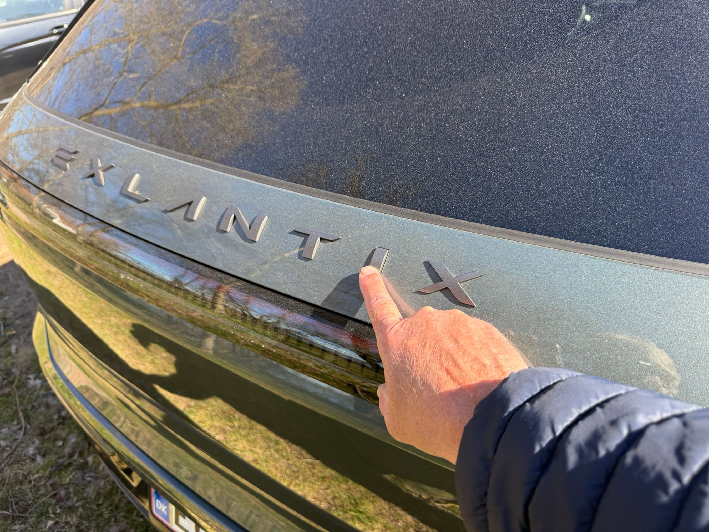 Knap til bagagerummet sidder i I'et i navnet Elantix på en Elantix ET