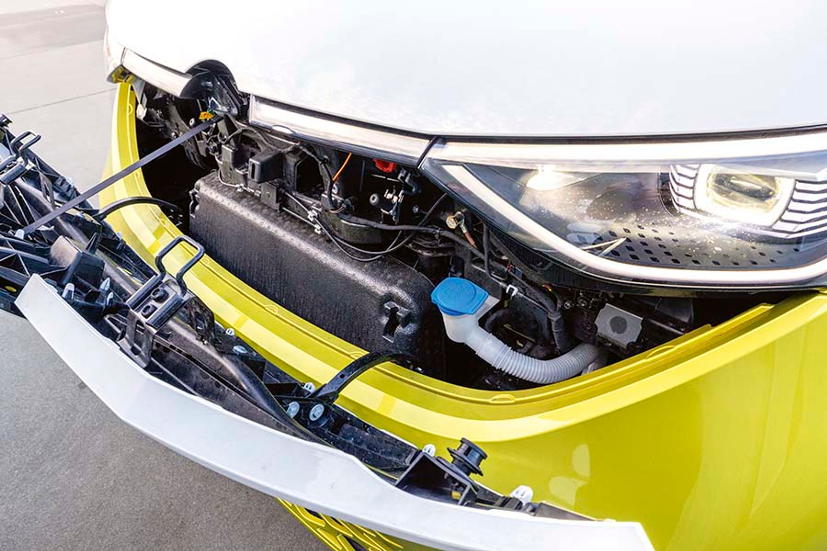 En lille fronthjelm skal åbnes, så man kan fylde sprinklervæske på.