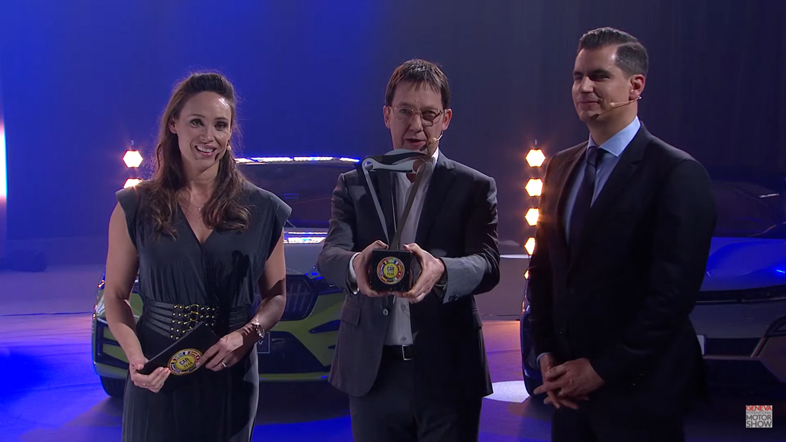 Det er dette trofæ, der følger med sammen med vindertitlen