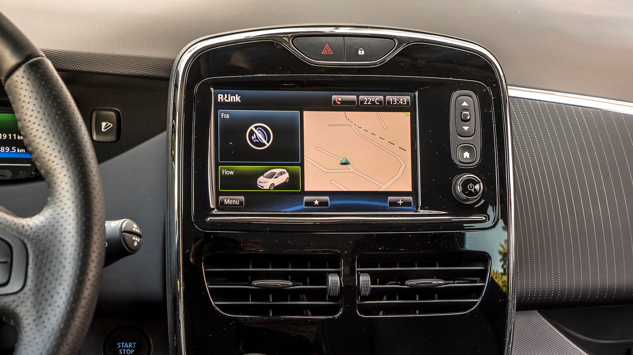 Det er meget smart, at der er navigationsanlæg i bilen, især når man gerne vil finde en ladestation. Men under vores testkørsel opdagede vi ladestandere, som ikke optrådte i systemet. Det er for ringe.