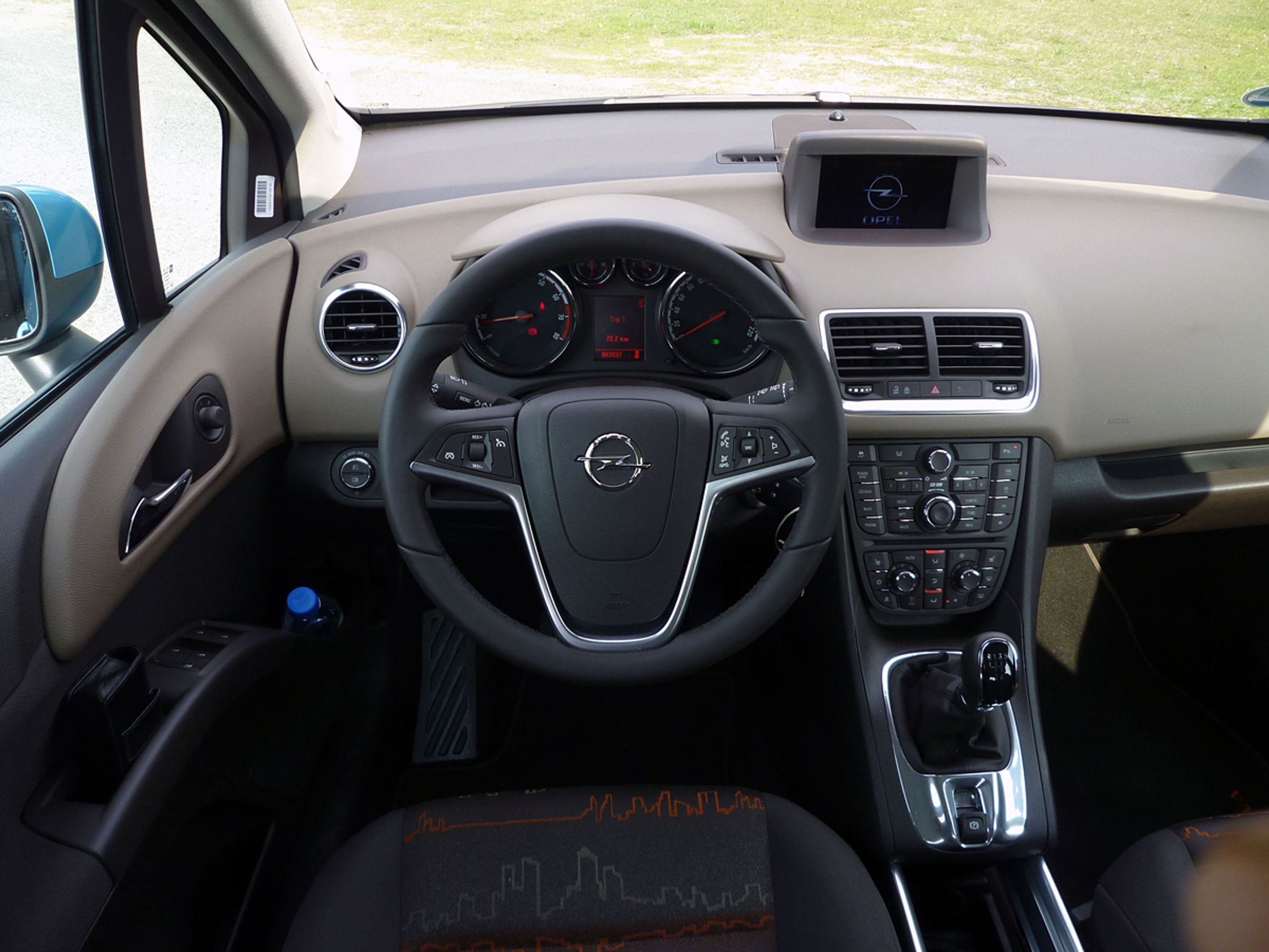 Indretningen er ergonomisk korrekt og overskuelig, men der er vel mange knapper.