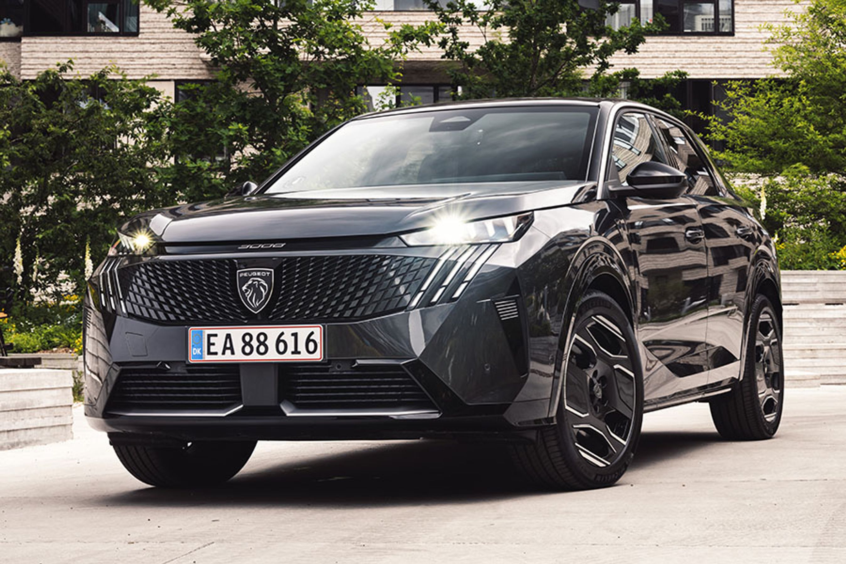 Den nye Peugeot E-3008 er baseret på en ny platform, hvor der enten kan indbygges en benzinmotor eller en elmotor og et batteri. I Danmark er der fokus på den eldrevne udgave, hvor priserne begynder ved 330.000 kr.