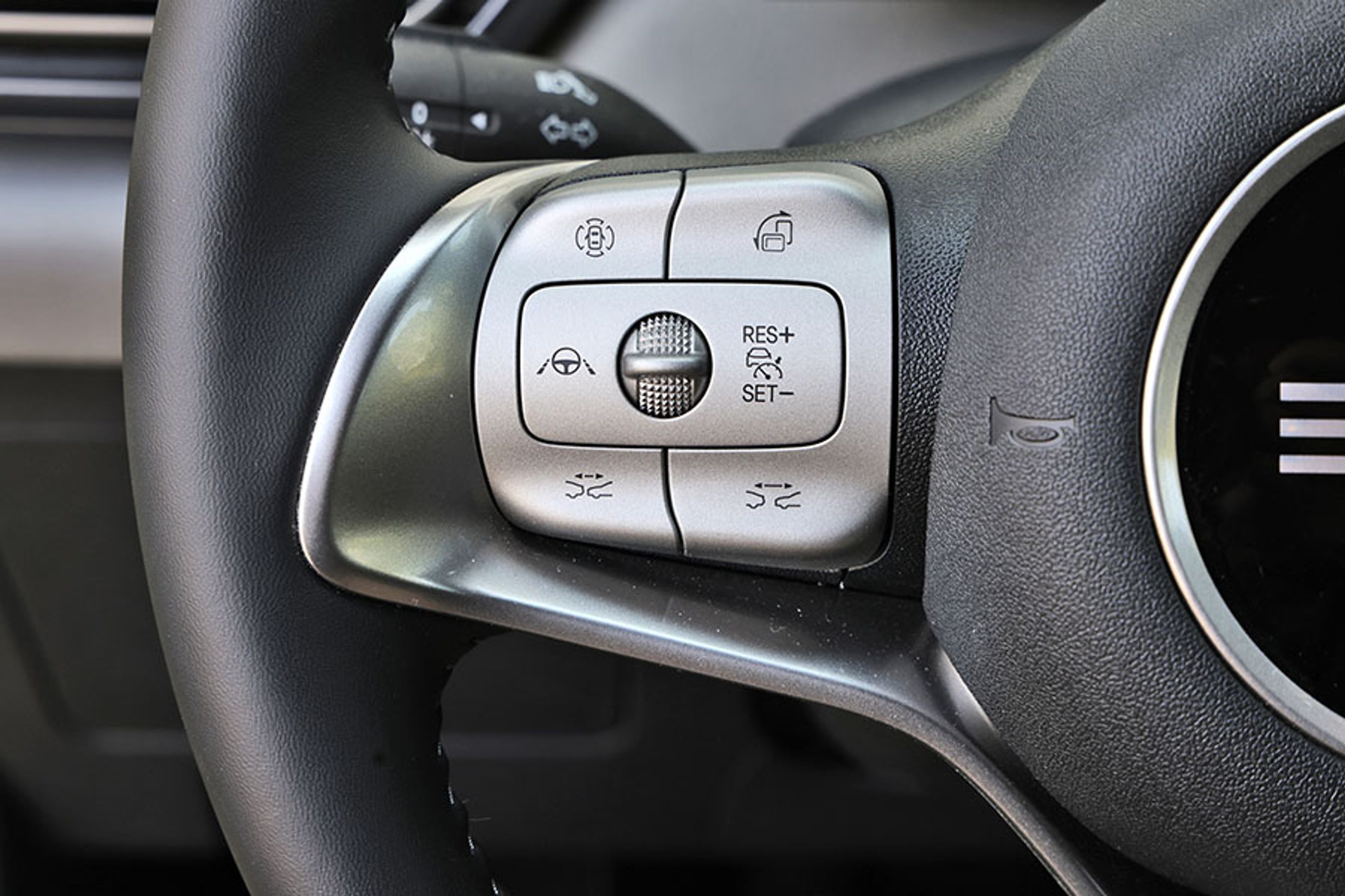 Fartpiloten styres fra knapperne til venstre på rattet, men de er ikke helt entydige i deres funktioner, og kræver en del tilvænning, før funktionen sidder i firngrene.