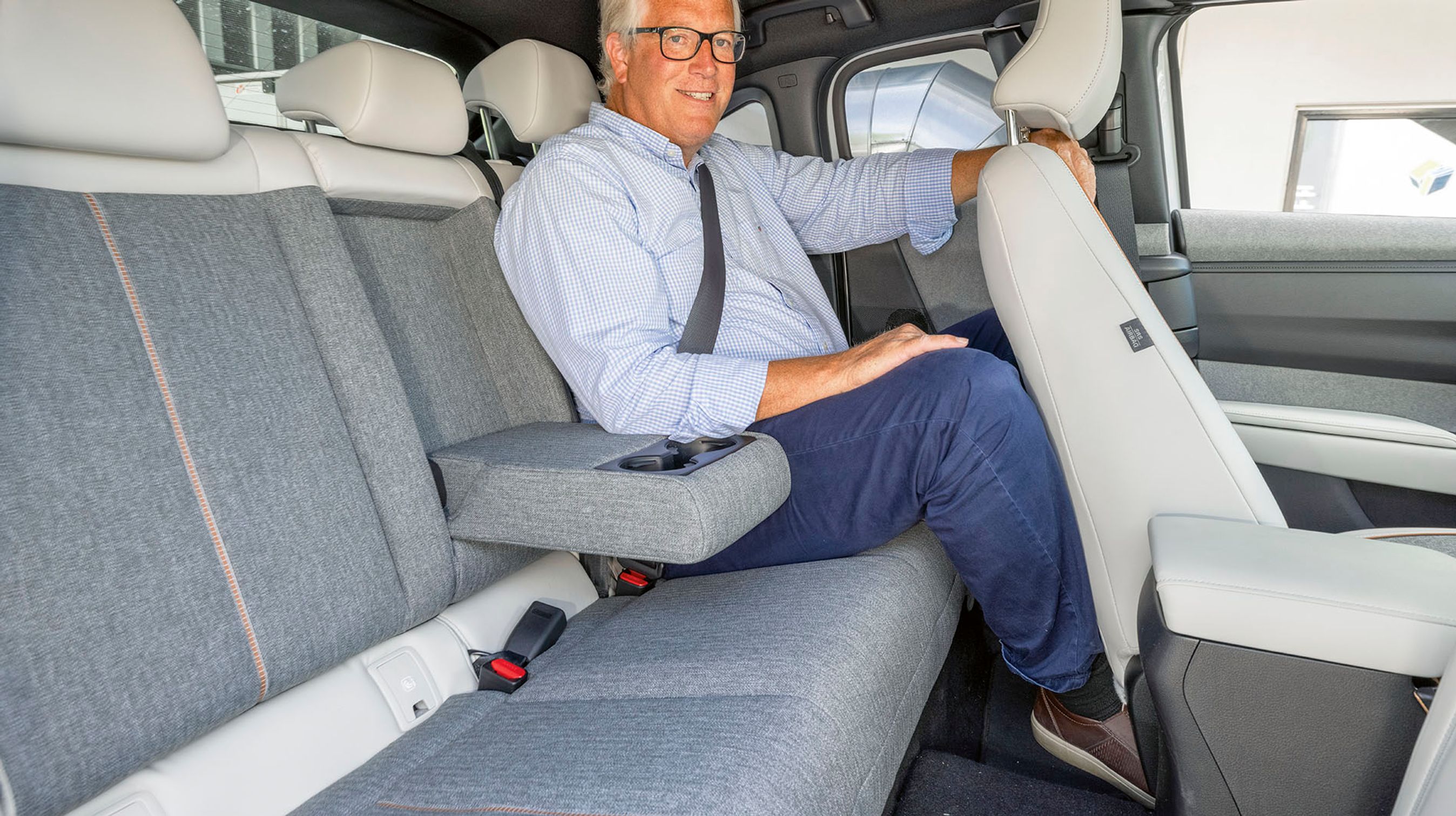 Der er virkelig ikke megen plads at gøre godt med på bagsædet, men sæderne er flot lavet. Udsynet er derimod begrænset.