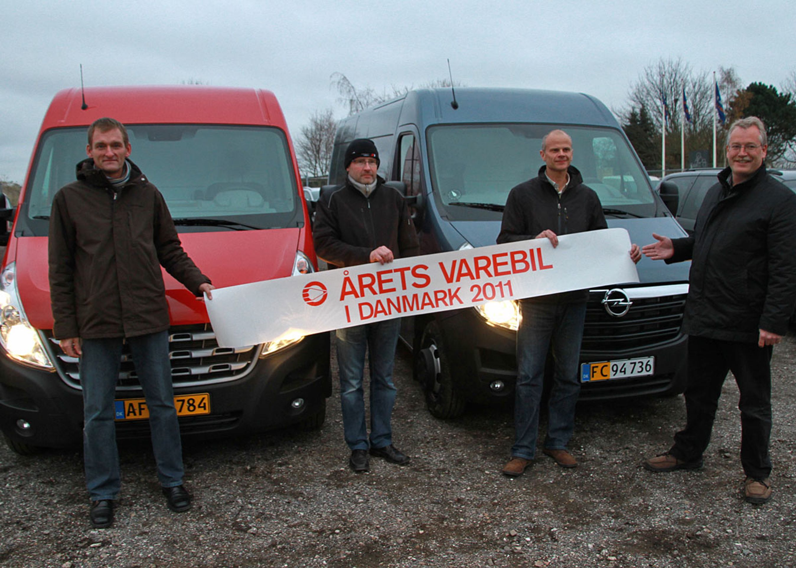 De vindende varevognstvillinger sælges både af Opel, Renault personbiler og Renault Trucks. Her modtages hæderen af (fra venstre) Peter Nielsen, Renault Danmark, Jens Svane, Renault Trucks og Erik Morsing, Opel, som uddeles af formanden for danske motor-journalister, Søren W. Rasmussen.