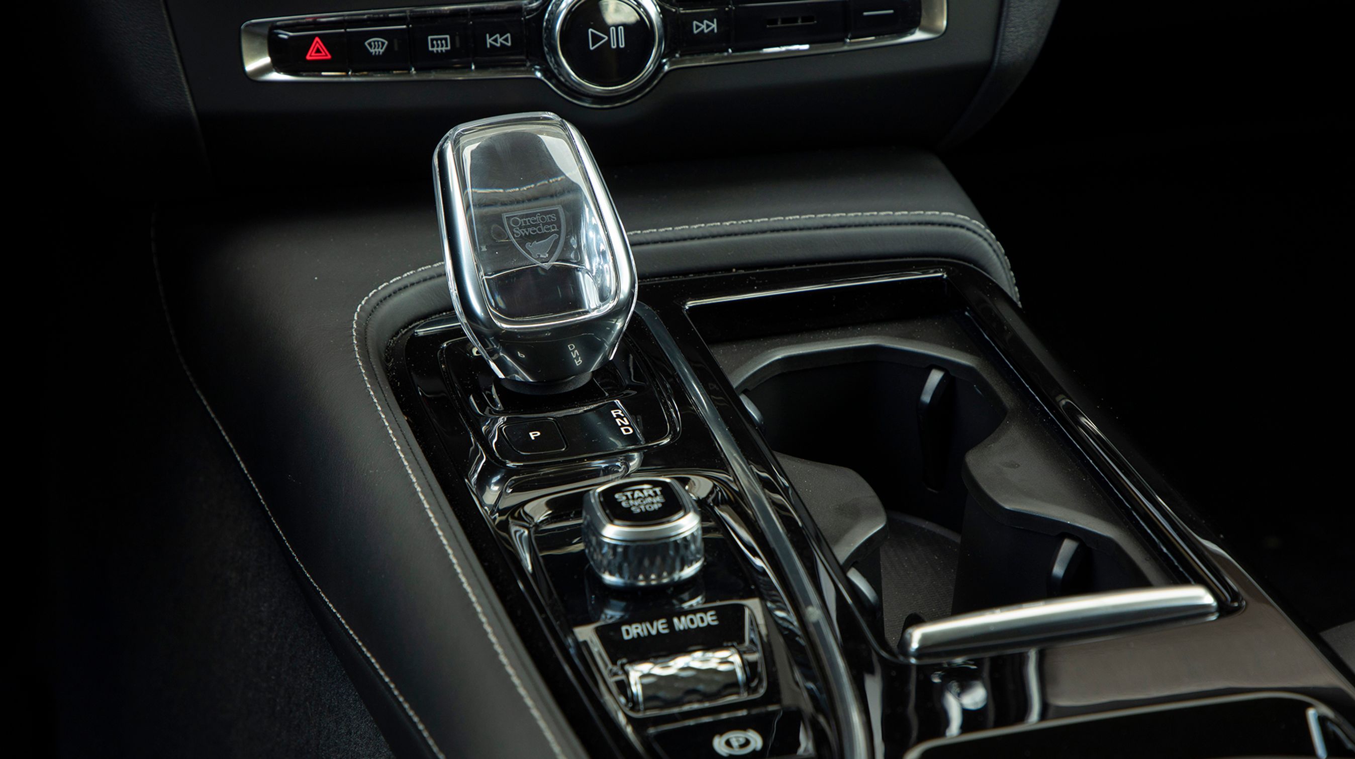 En moderne Volvo-detalje er gearvælgeren med glas fra Örrefos. Den ligger godt i hånden og er let at betjene. Smart med en lille p-knap lige nedenfor. 