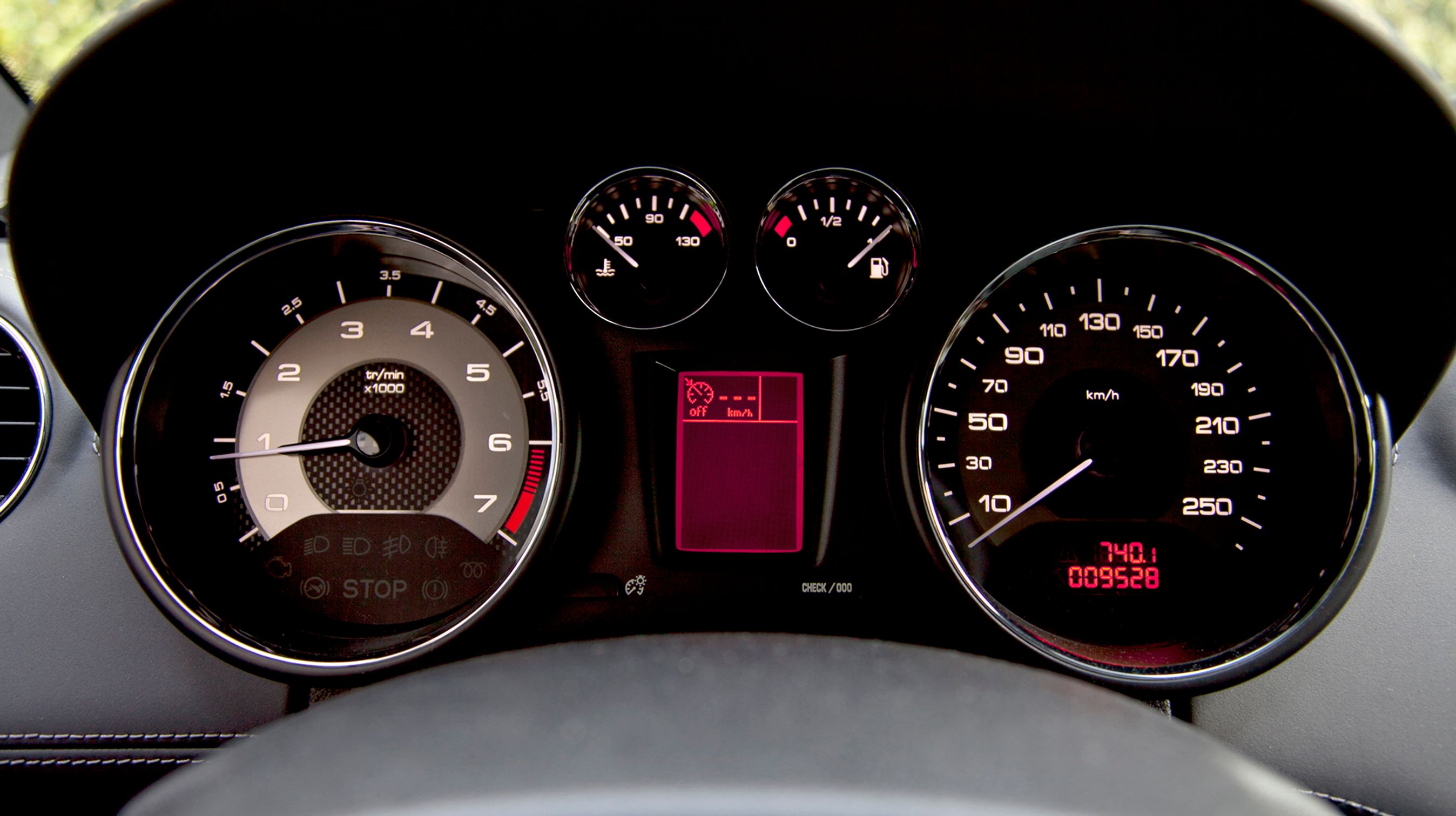 Flot typografi, lysnet baggrund på omdrejningstælleren, og speedometeret går til 260 km/t.