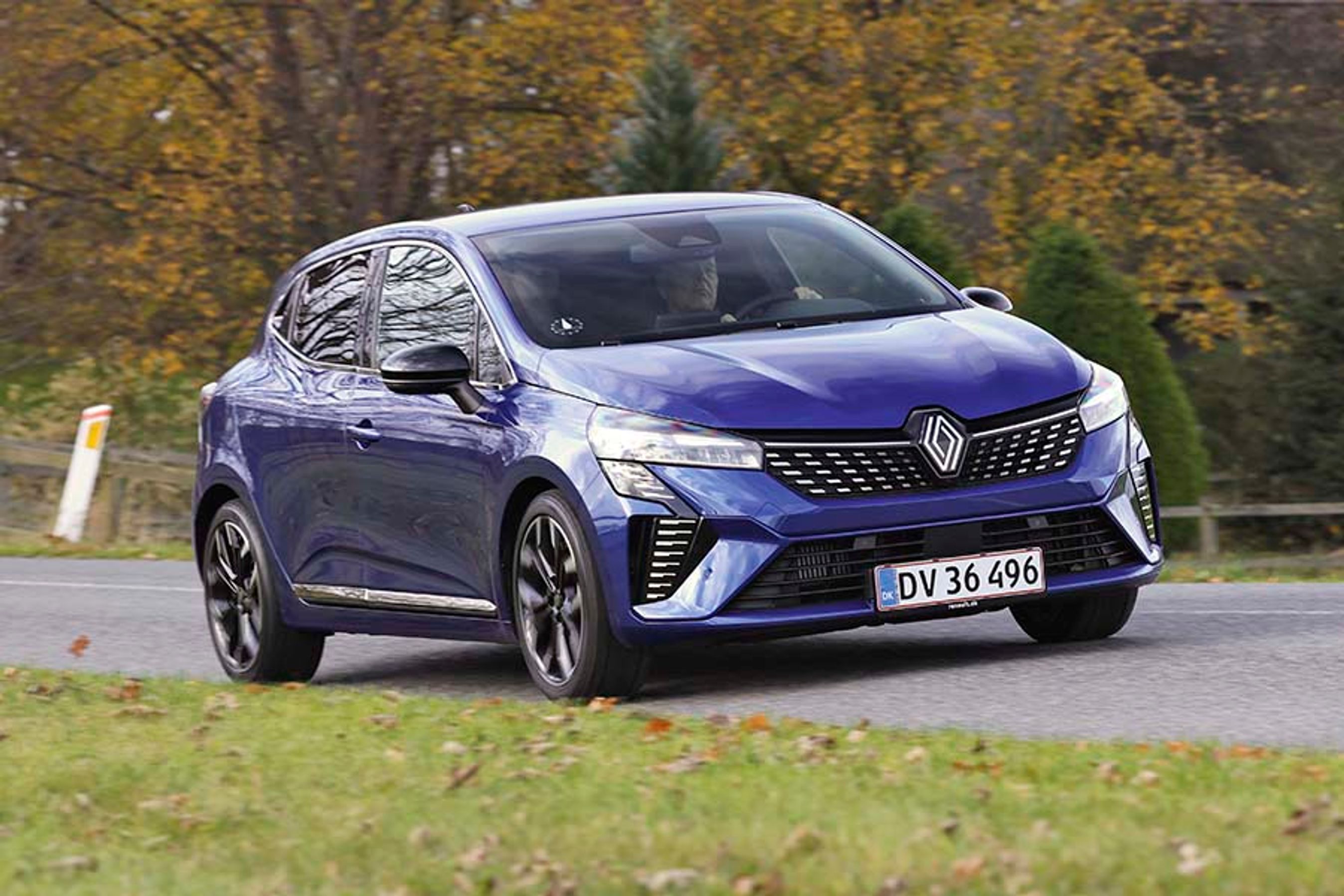 Clio har fået et facelift med en ny front med det nye Renault-logo, en ny grill og helt nye forlygter. Bilens dimensioner og teknik er dog stort set uforandret.