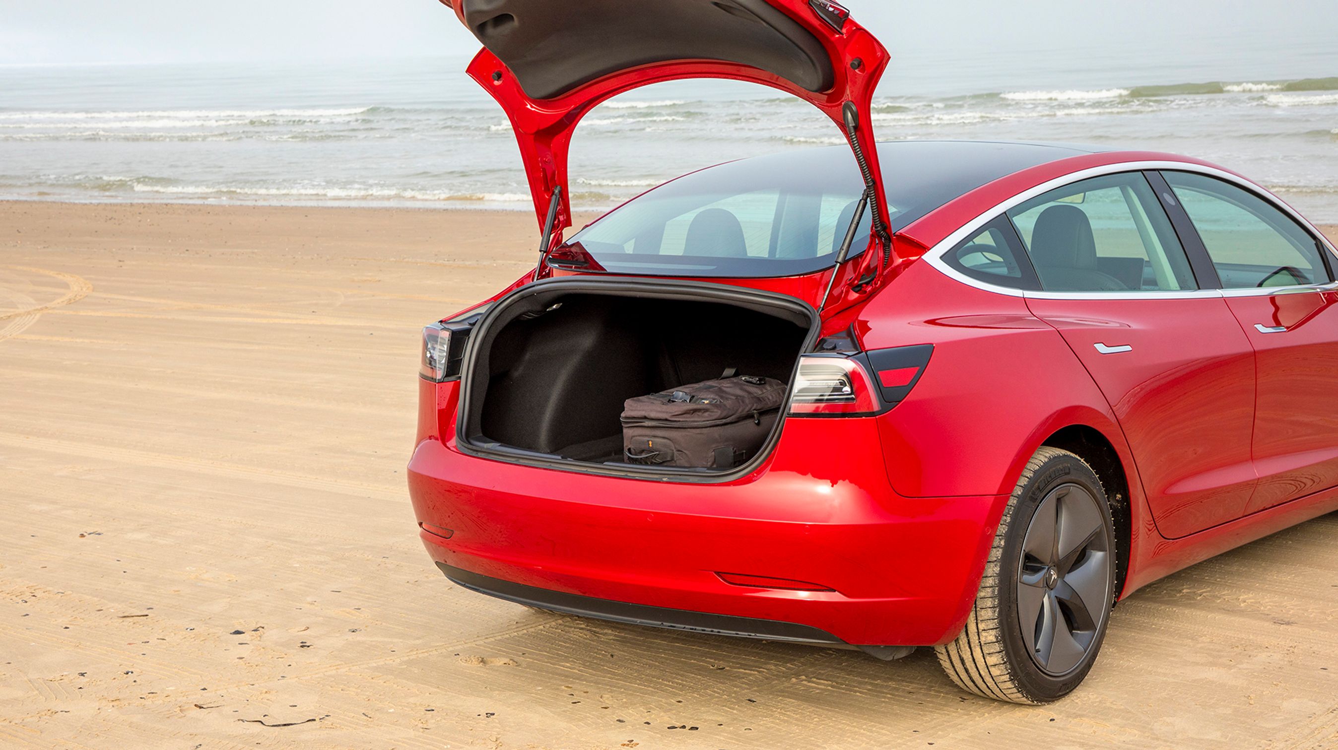 Model 3 er en firedørs sedan med et pænt stort bagagerum bagtil og et lille ekstra fortil, hvor bl.a. ladekabler kan opbevares. Pladsen bagtil er fin, men adgangsforholdene er ikke lige så gode som i en hatchback eller en stationcar.