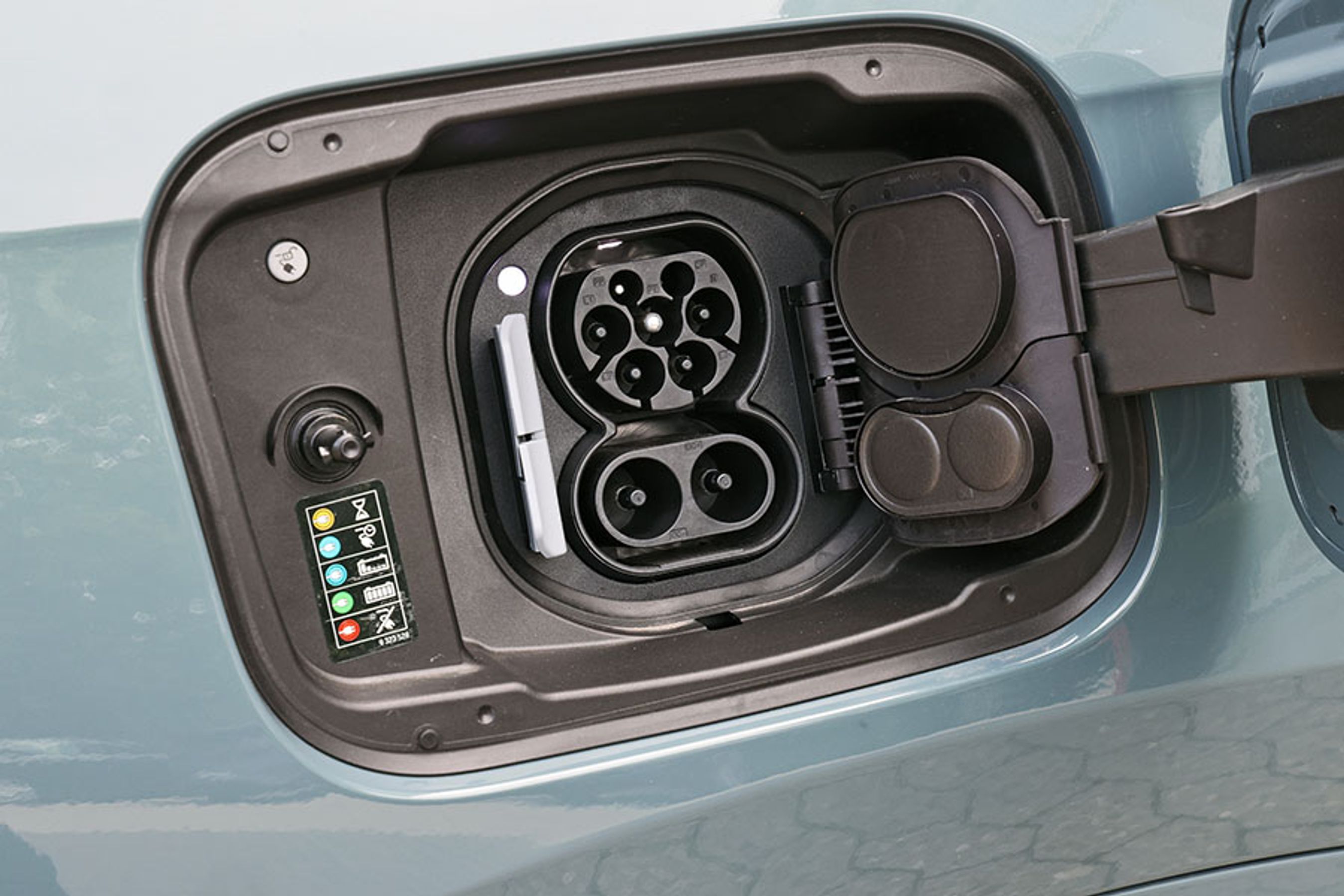 Hjemmeladning foregår med 11 kW, så en komplet opladning tager højst seks timer. På farten lader den med godt 100 kW i gennemsnit over de første 15 minutter. Fint til dem som af og til kører længere ture, men ikke hvis man gør det ofte.