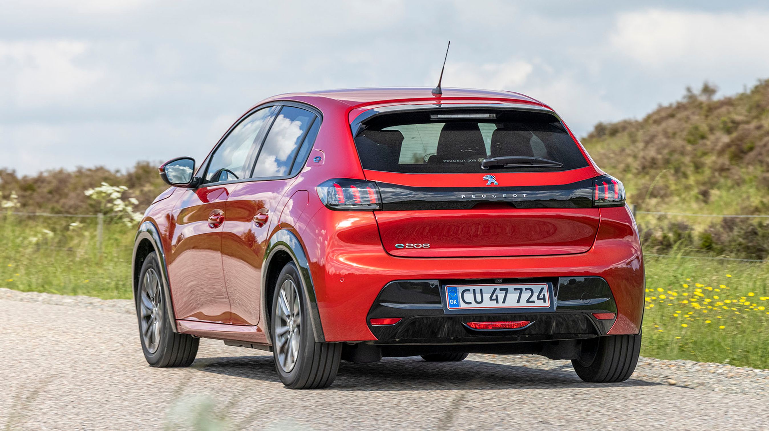 Peugeot e-208 ser smart ud bagfra.