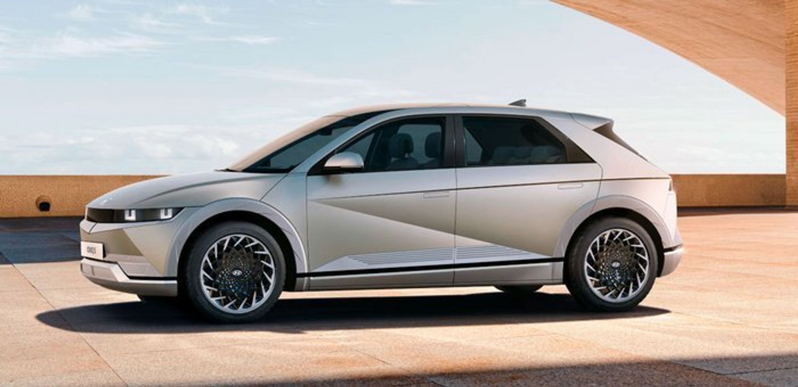 Hyundai Ioniq 5 er på størrelse med VW ID.4, men har væsentlig større akselafstand.