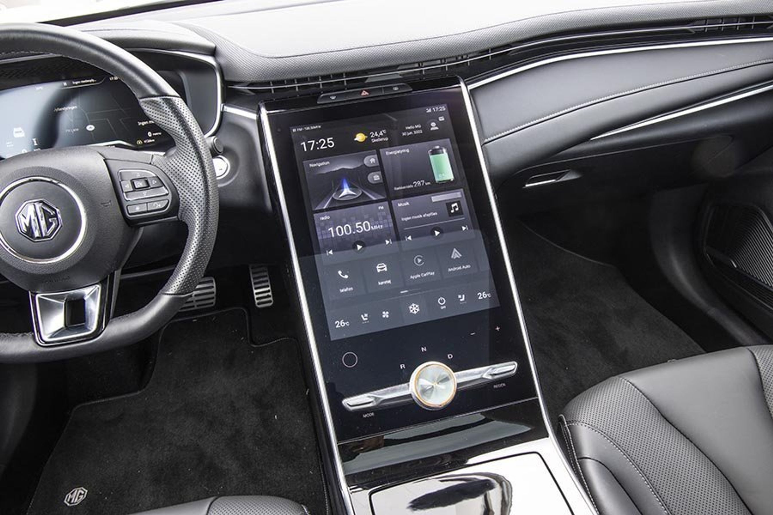 Der er gennemgående anvendt flotte materialer ved instrumentbordet